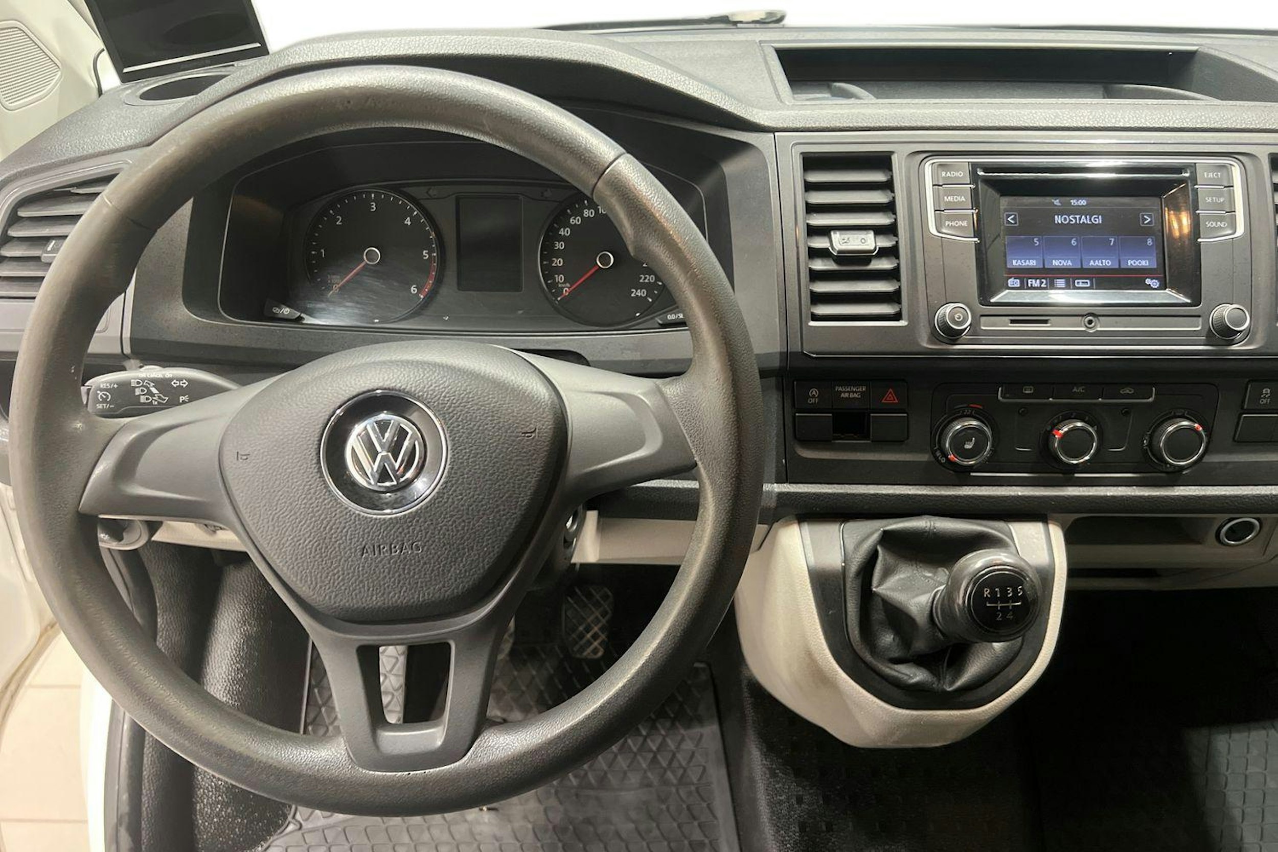 valkoinen Volkswagen Transporter 2019 kuva 9.