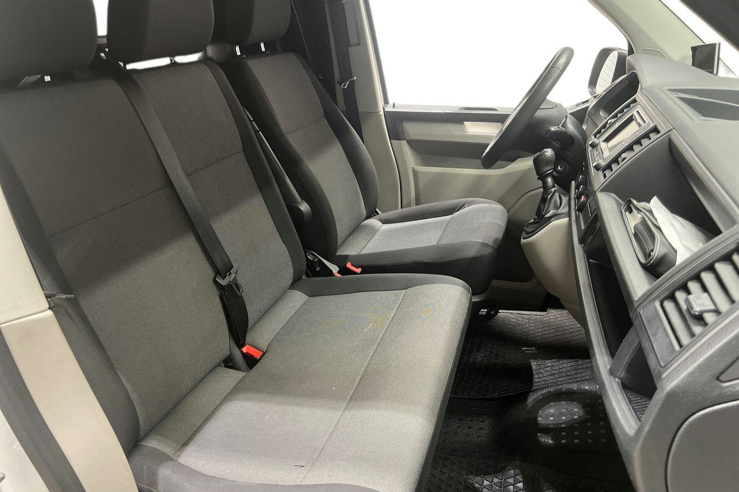 valkoinen Volkswagen Transporter 2019 kuva 10.