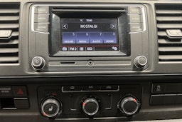 valkoinen Volkswagen Transporter 2019 kuva 13.