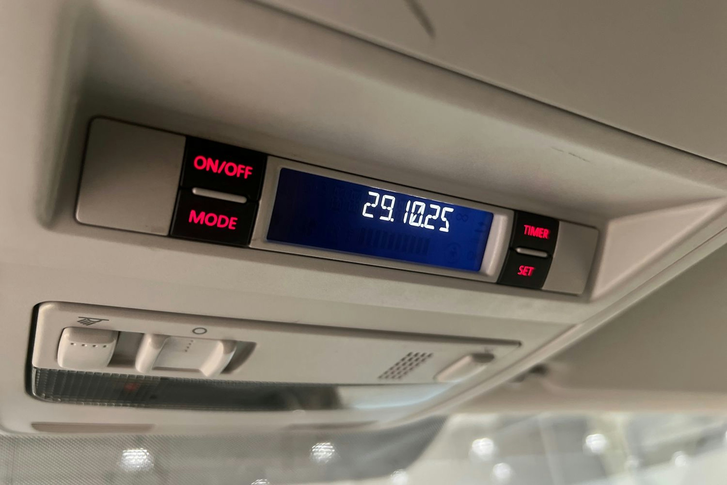 valkoinen Volkswagen Transporter 2019 kuva 14.