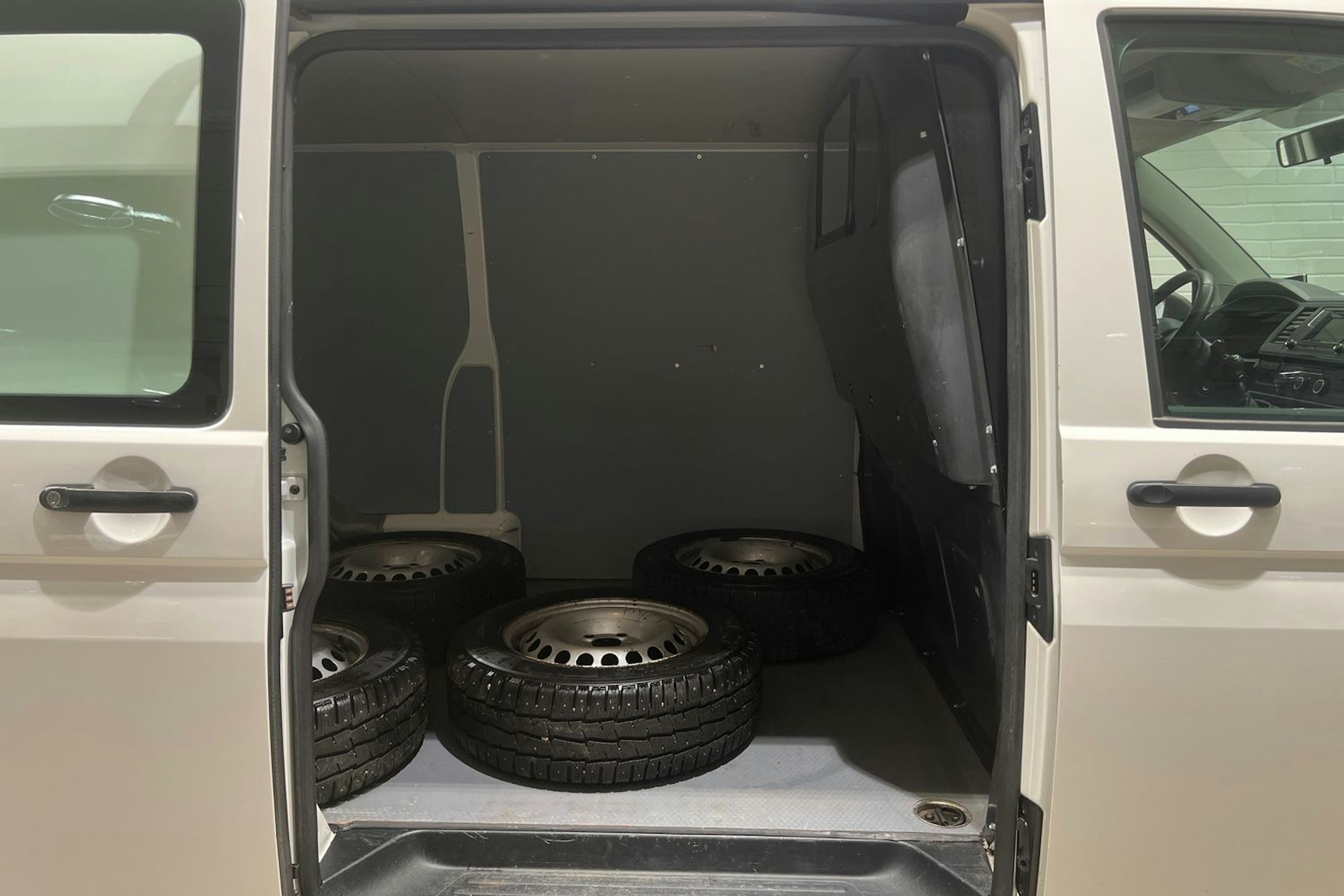 valkoinen Volkswagen Transporter 2019 kuva 16.