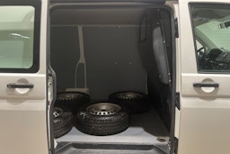 valkoinen Volkswagen Transporter 2019 kuva 16.