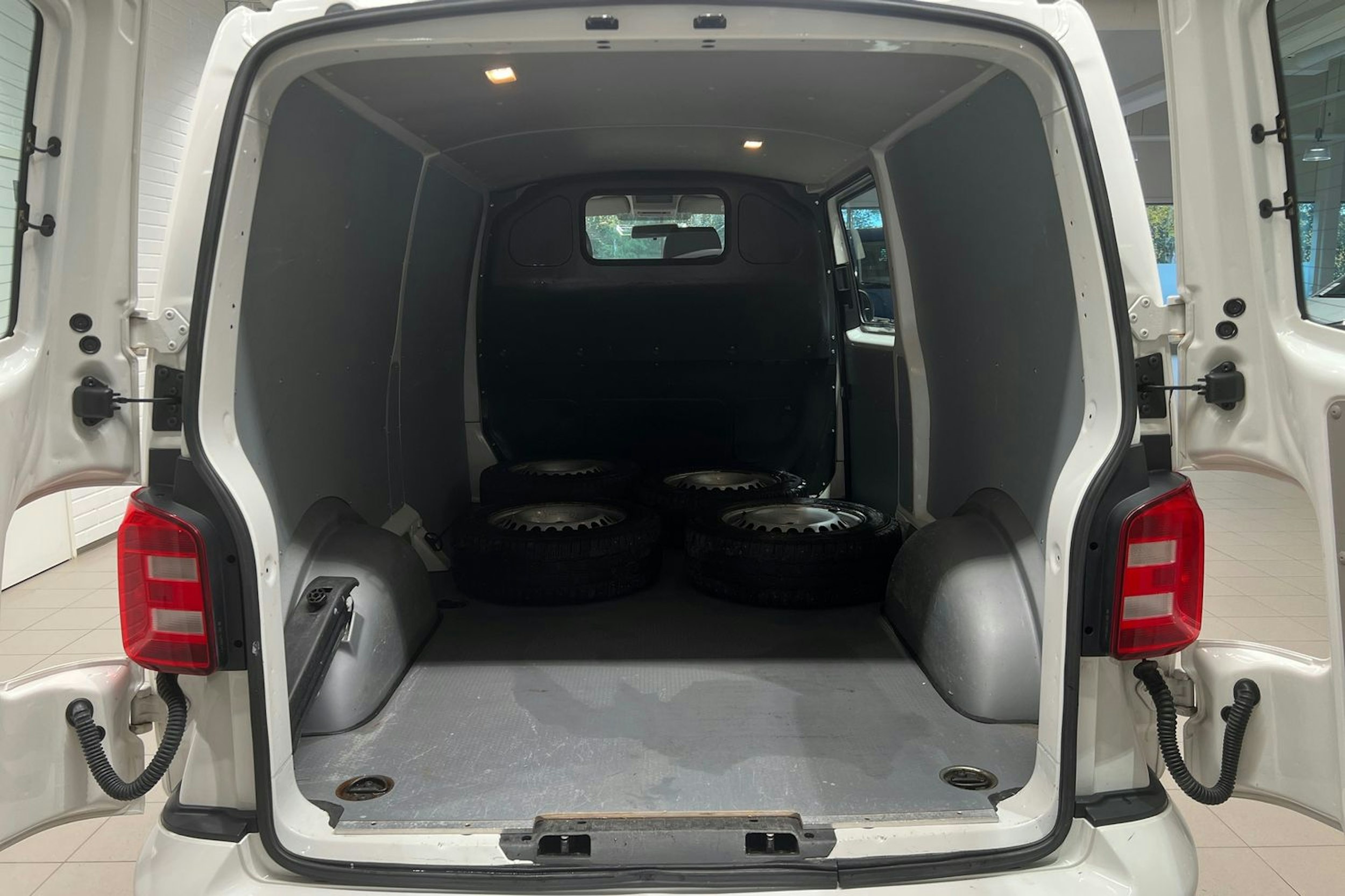 valkoinen Volkswagen Transporter 2019 kuva 17.