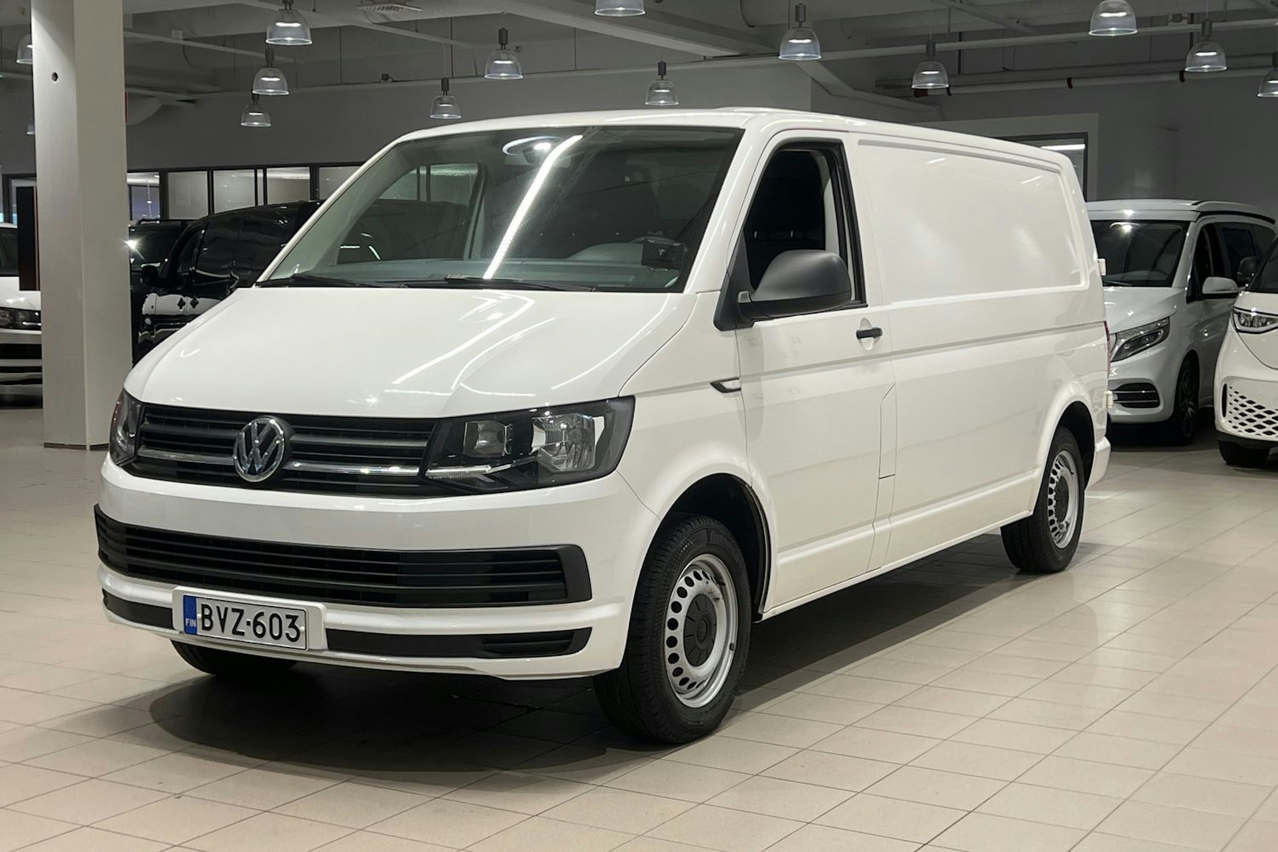 valkoinen Volkswagen Transporter 2019 kuva 19.