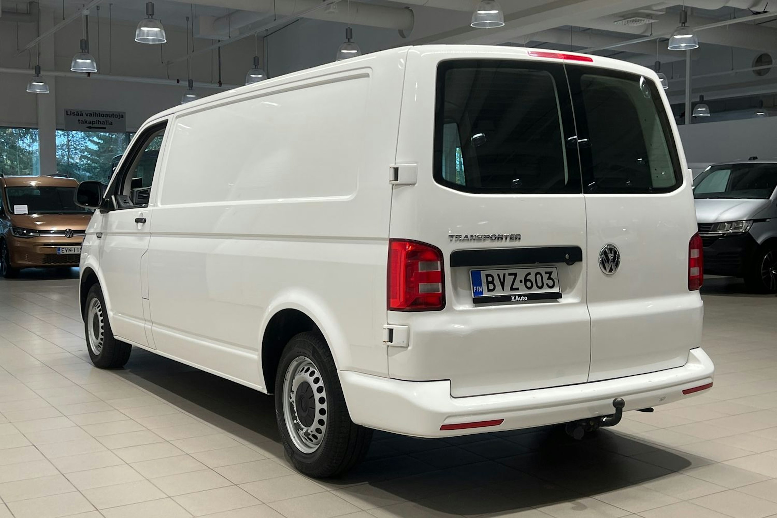 valkoinen Volkswagen Transporter 2019 kuva 20.