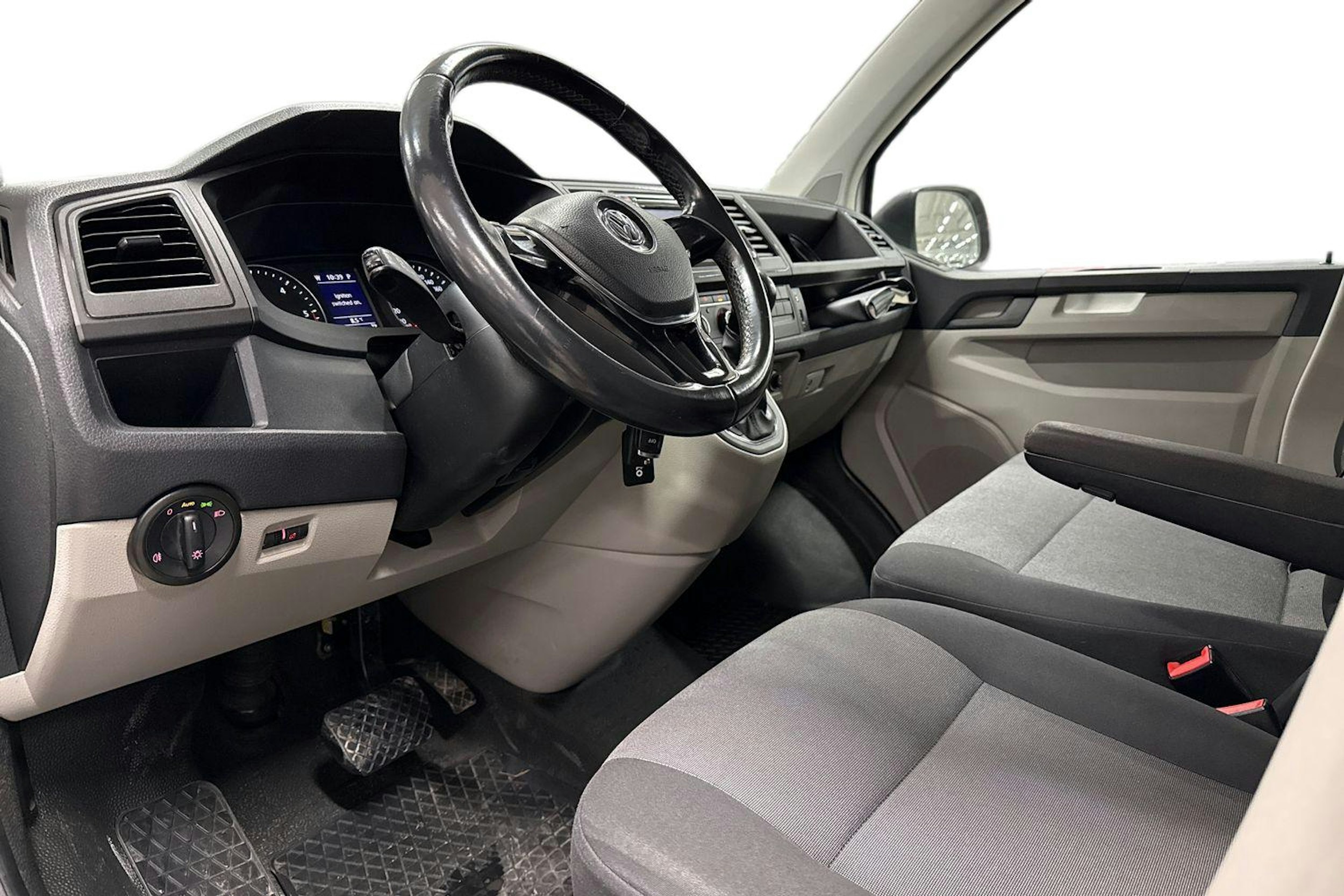 valkoinen Volkswagen Transporter 2019 kuva 3.