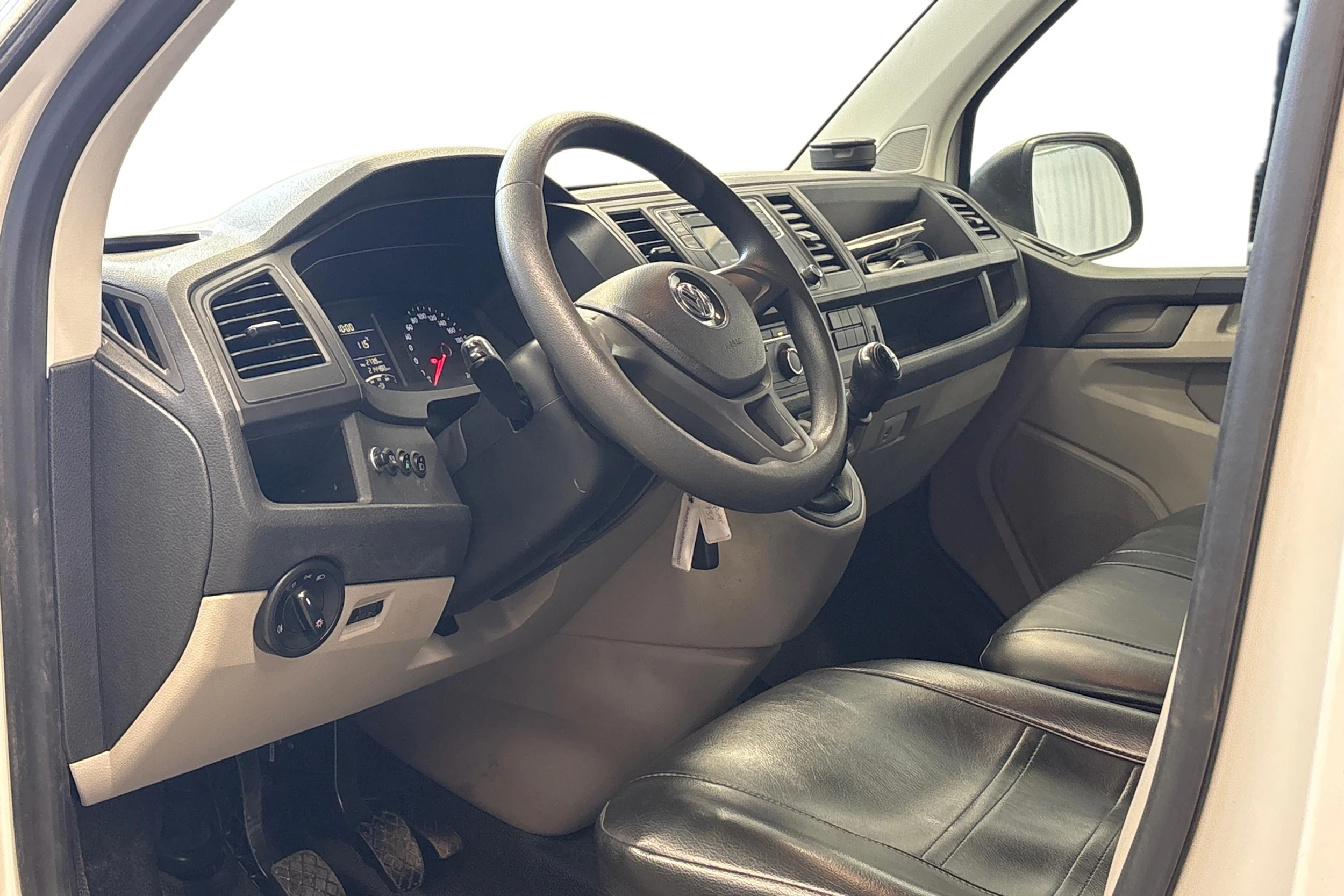 valkoinen Volkswagen Transporter 2019 kuva 8.