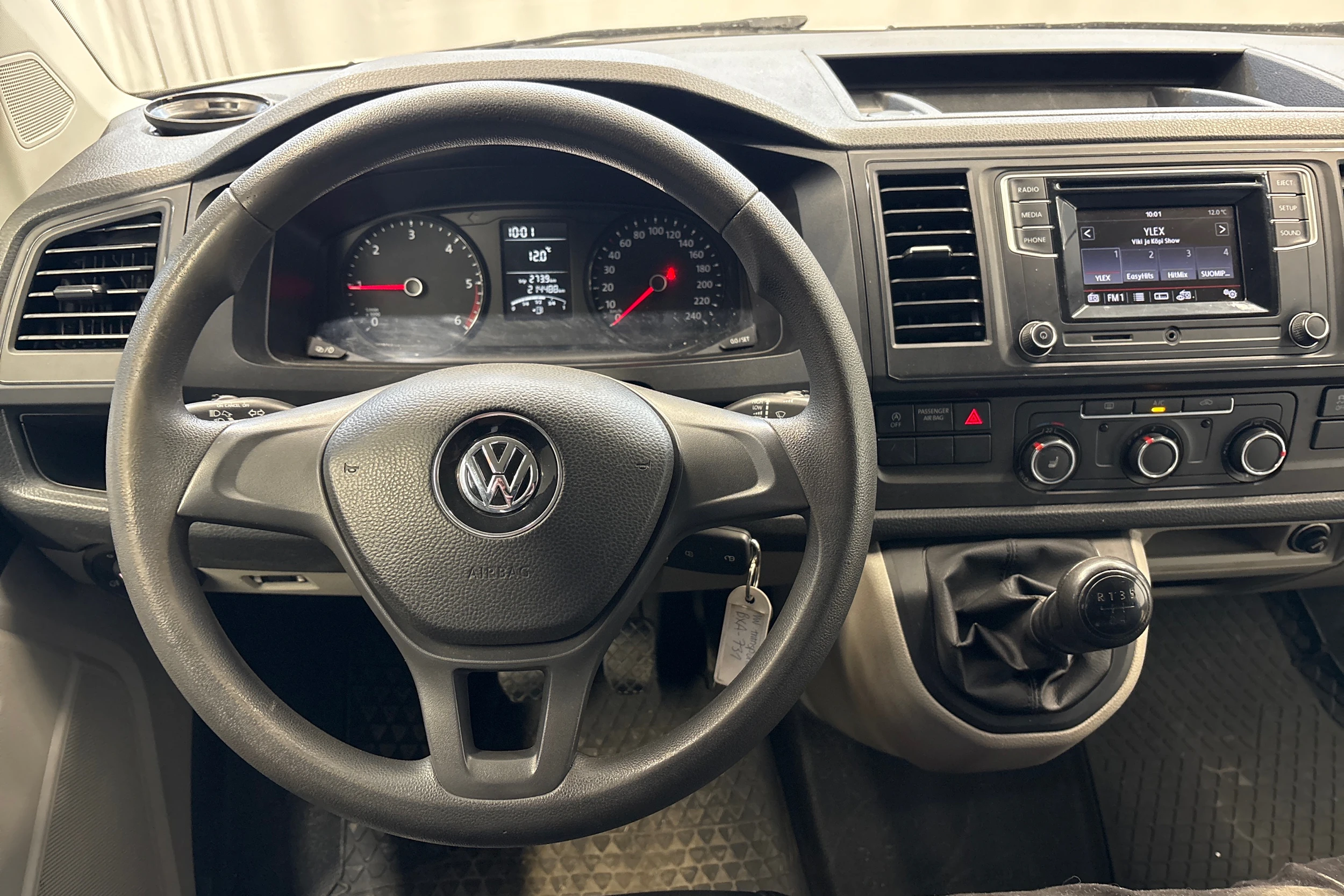 valkoinen Volkswagen Transporter 2019 kuva 10.