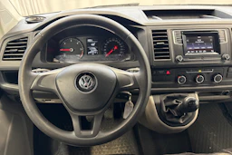 valkoinen Volkswagen Transporter 2019 kuva 10.