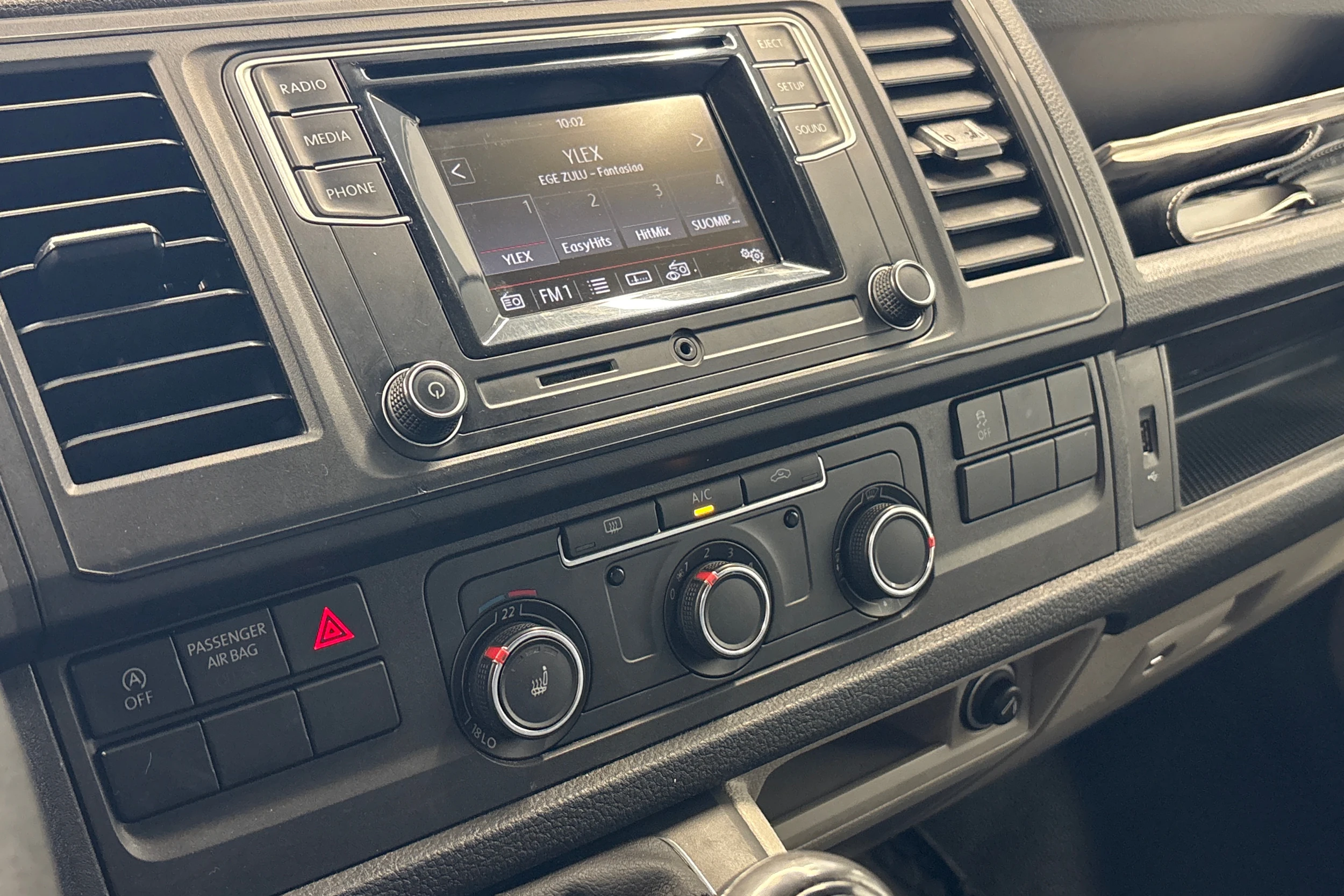 valkoinen Volkswagen Transporter 2019 kuva 12.