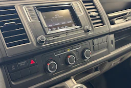 valkoinen Volkswagen Transporter 2019 kuva 12.