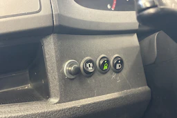 valkoinen Volkswagen Transporter 2019 kuva 15.