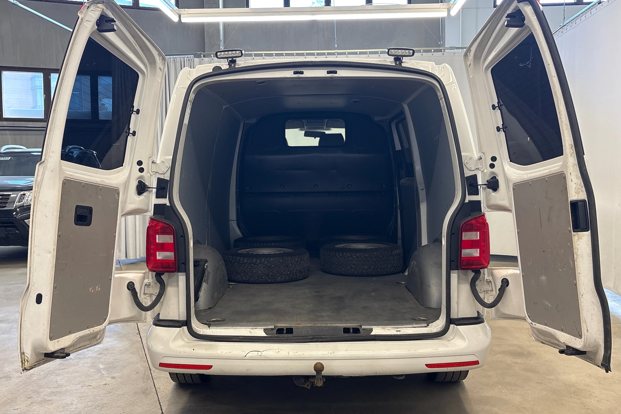 valkoinen Volkswagen Transporter 2019 kuva 16.