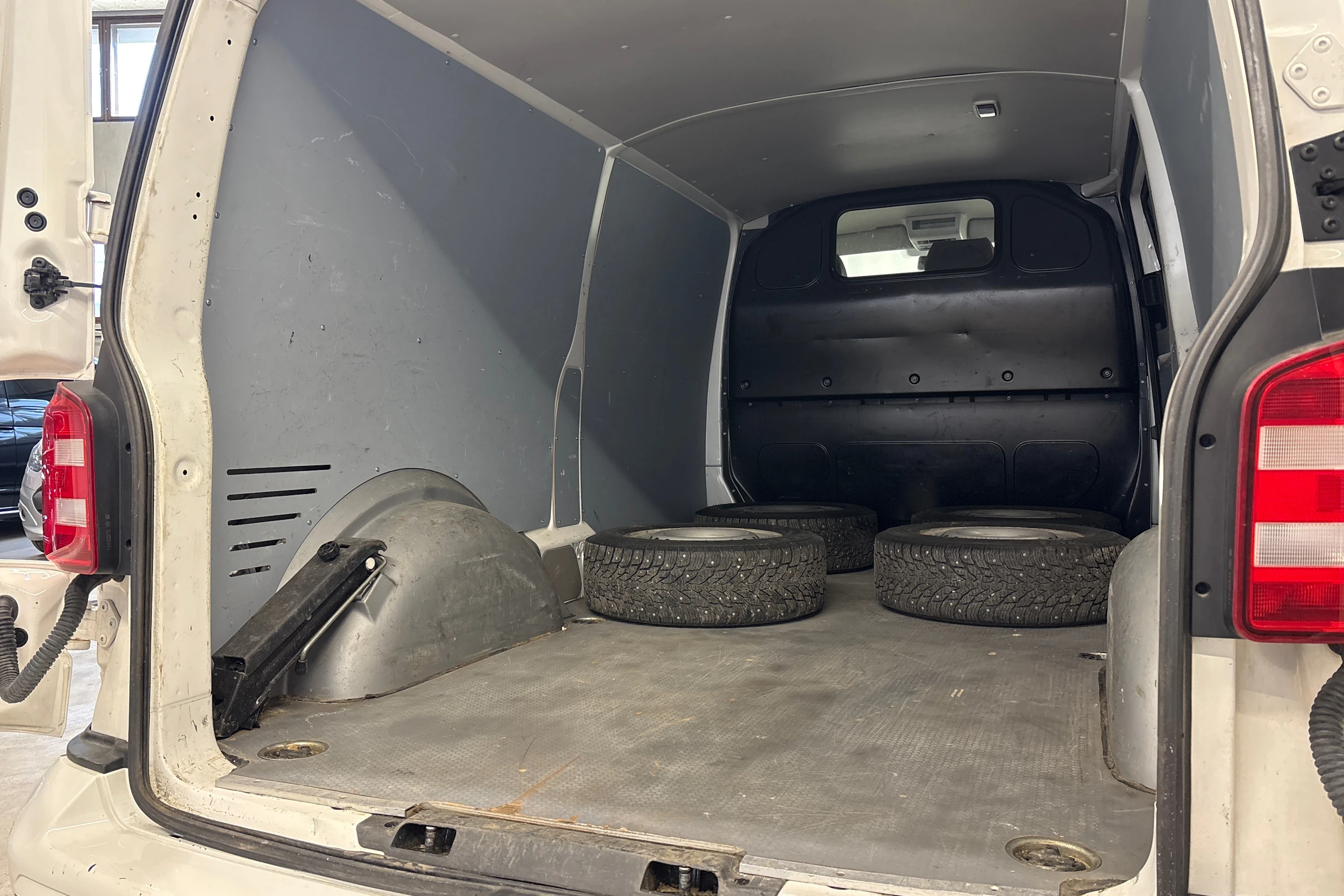 valkoinen Volkswagen Transporter 2019 kuva 17.