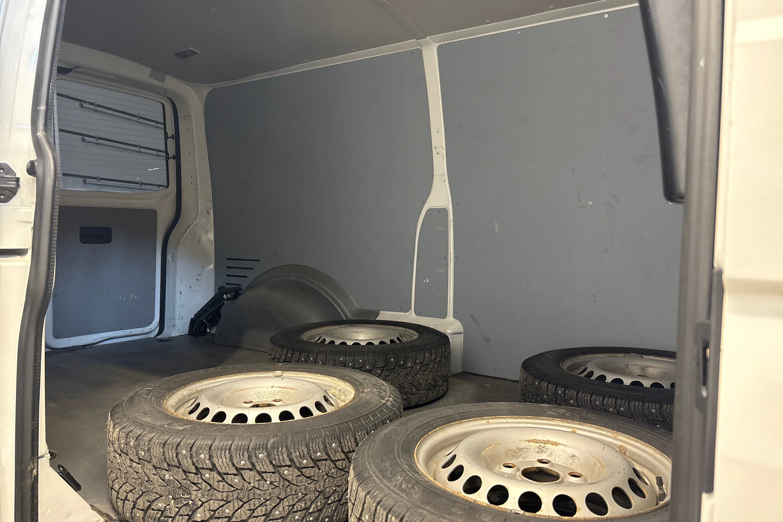 valkoinen Volkswagen Transporter 2019 kuva 18.