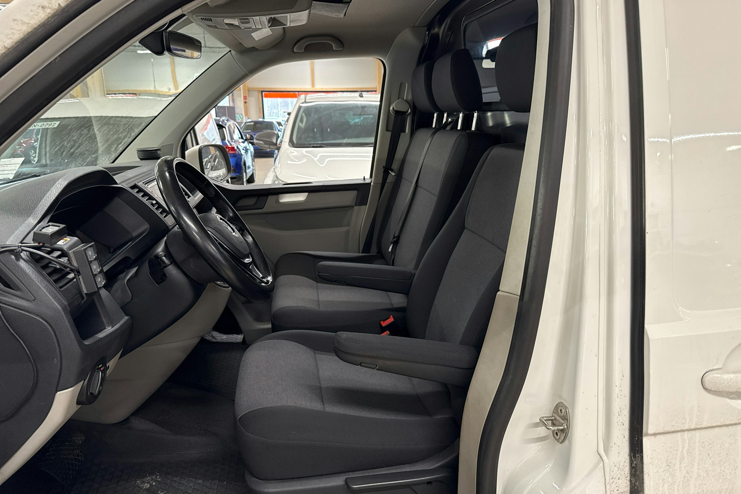 valkoinen Volkswagen Transporter 2019 kuva 3.