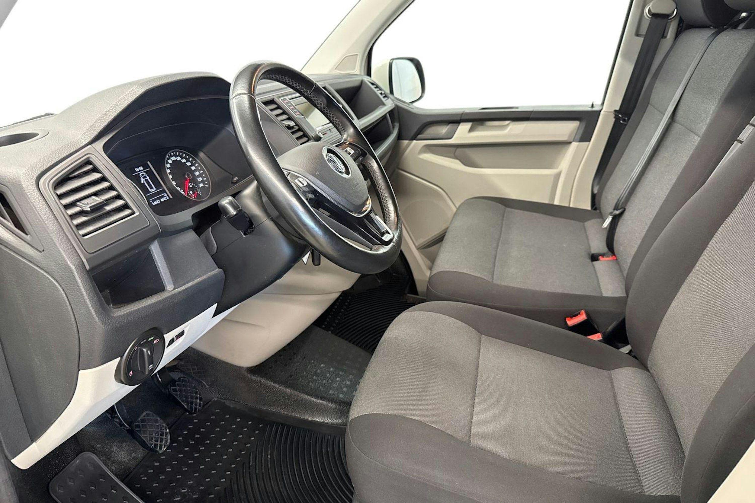 valkoinen Volkswagen Transporter 2019 kuva 7.