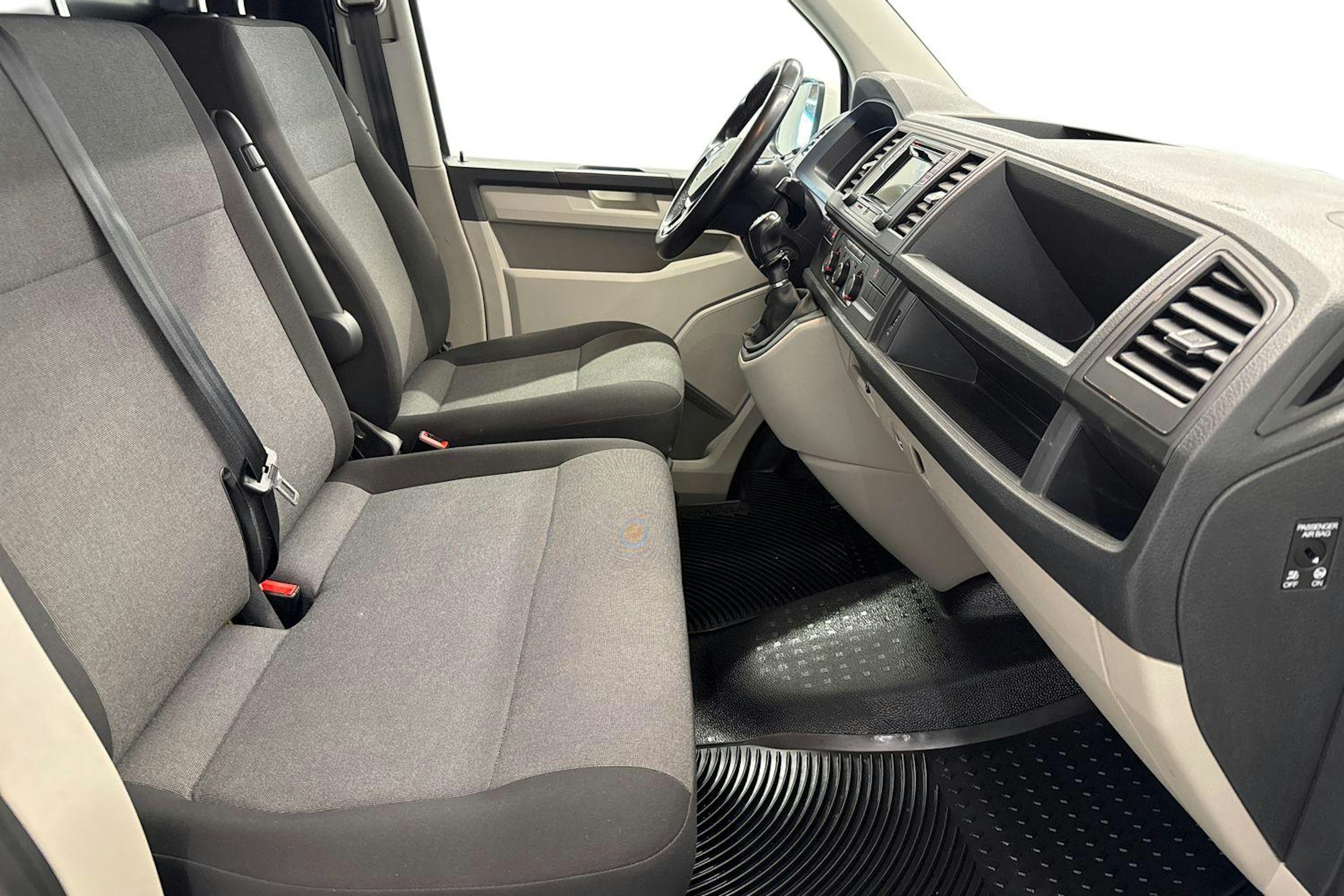 valkoinen Volkswagen Transporter 2019 kuva 9.