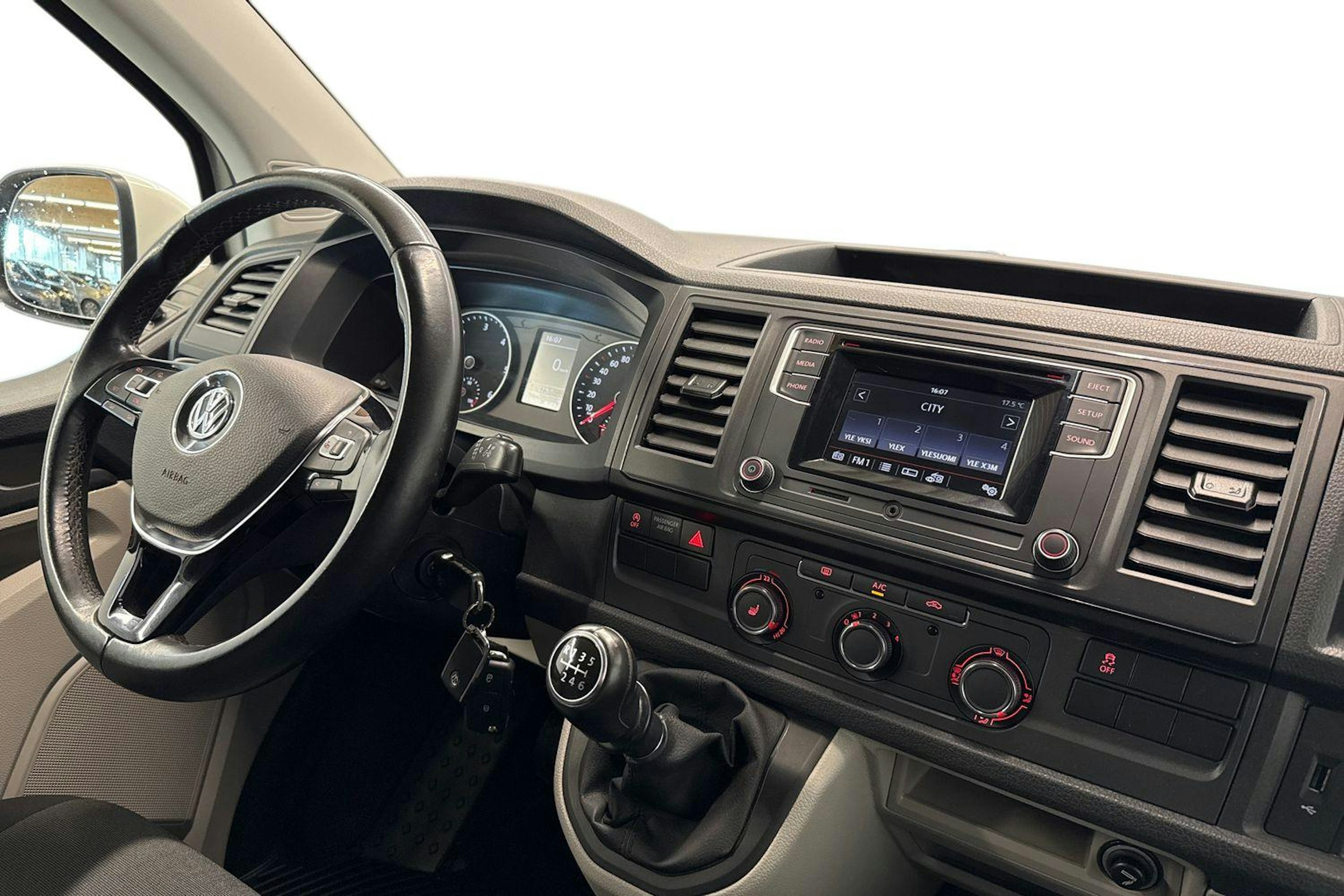 valkoinen Volkswagen Transporter 2019 kuva 10.