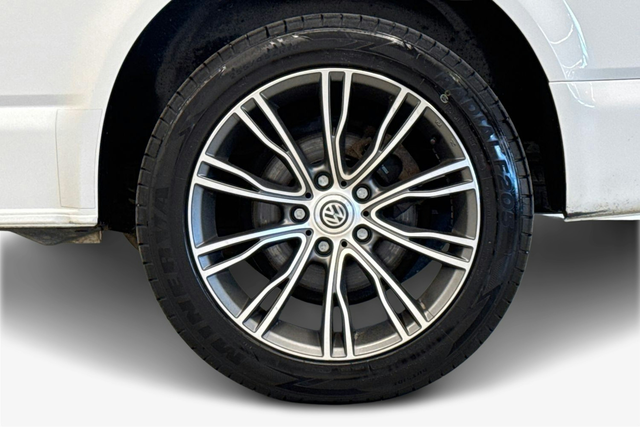 valkoinen Volkswagen Transporter 2019 kuva 11.