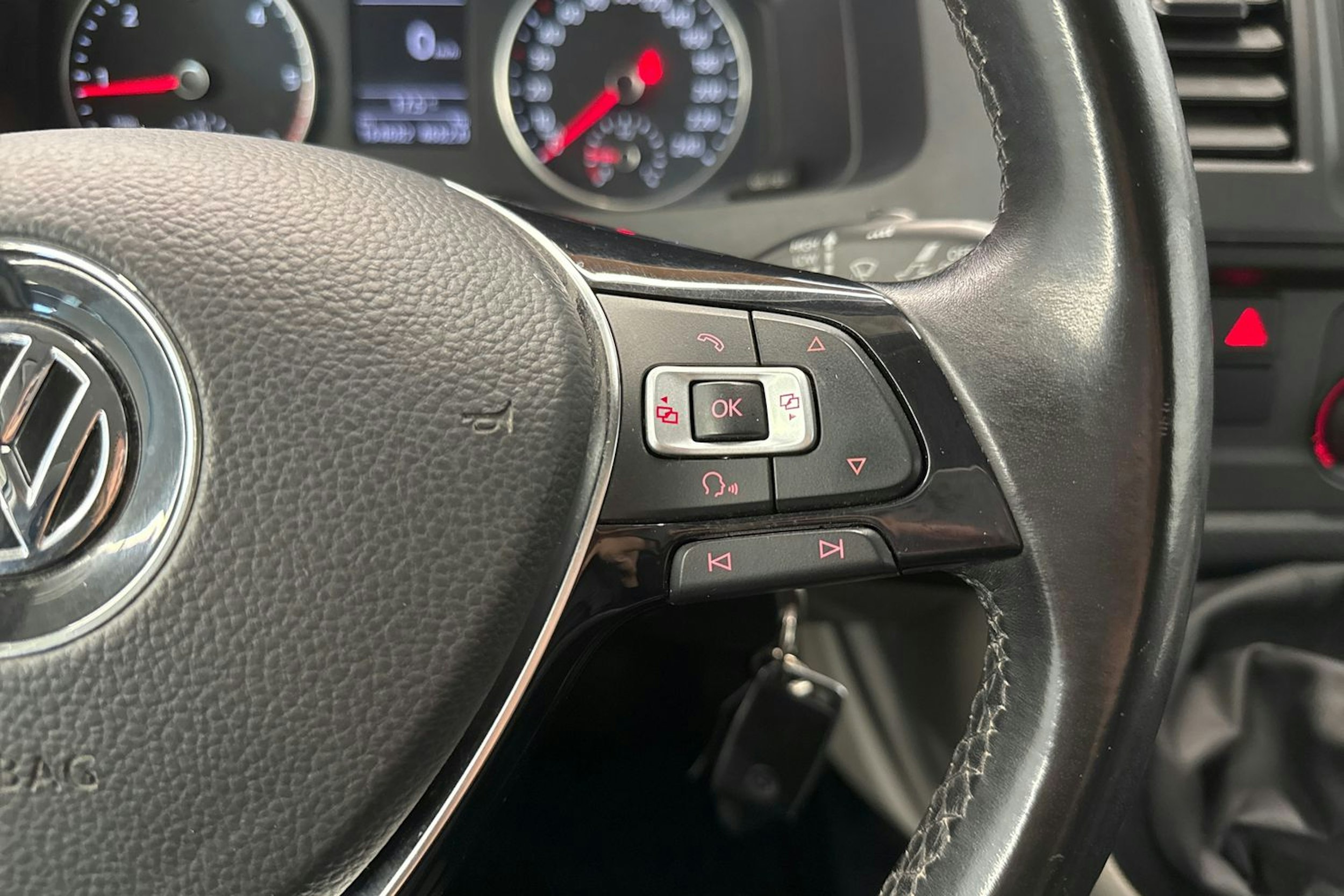 valkoinen Volkswagen Transporter 2019 kuva 15.
