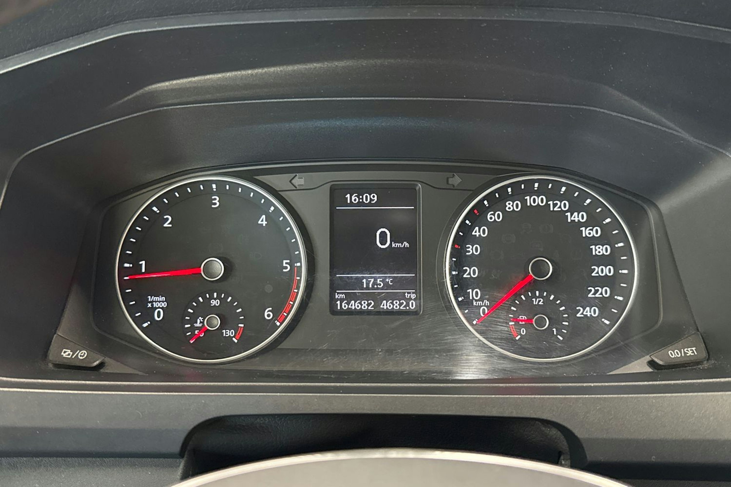 valkoinen Volkswagen Transporter 2019 kuva 16.