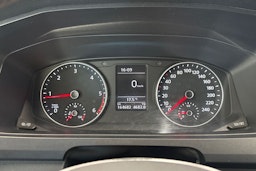 valkoinen Volkswagen Transporter 2019 kuva 16.