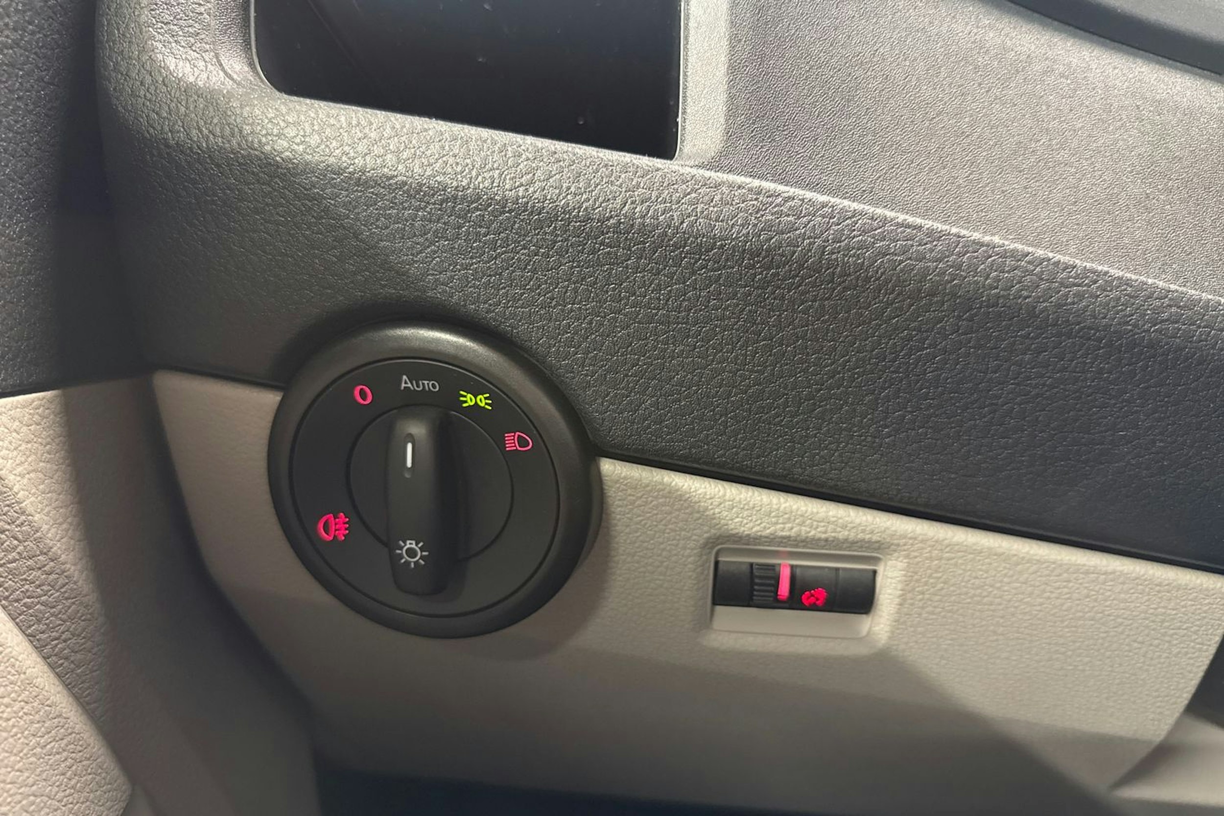 valkoinen Volkswagen Transporter 2019 kuva 17.