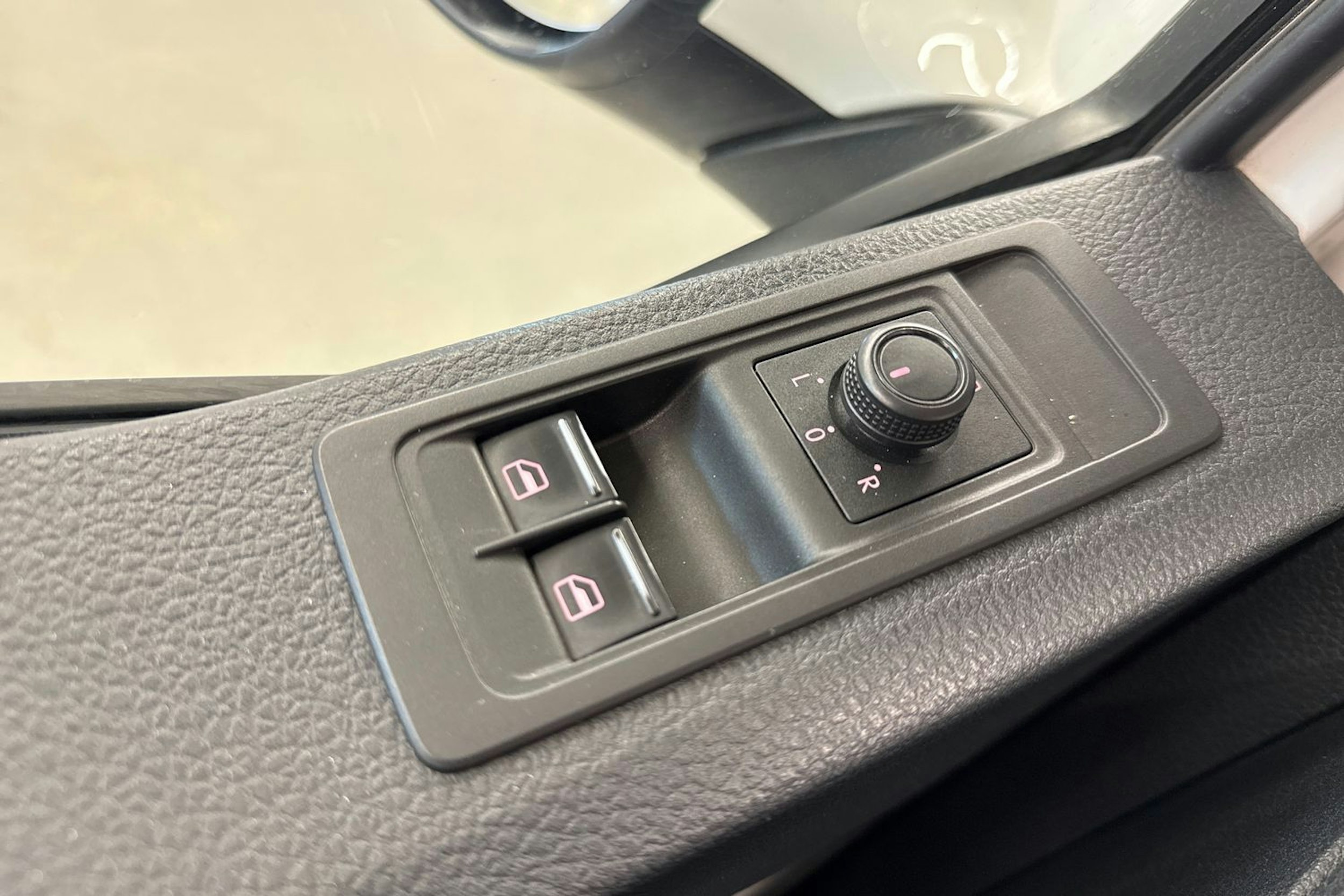 valkoinen Volkswagen Transporter 2019 kuva 18.