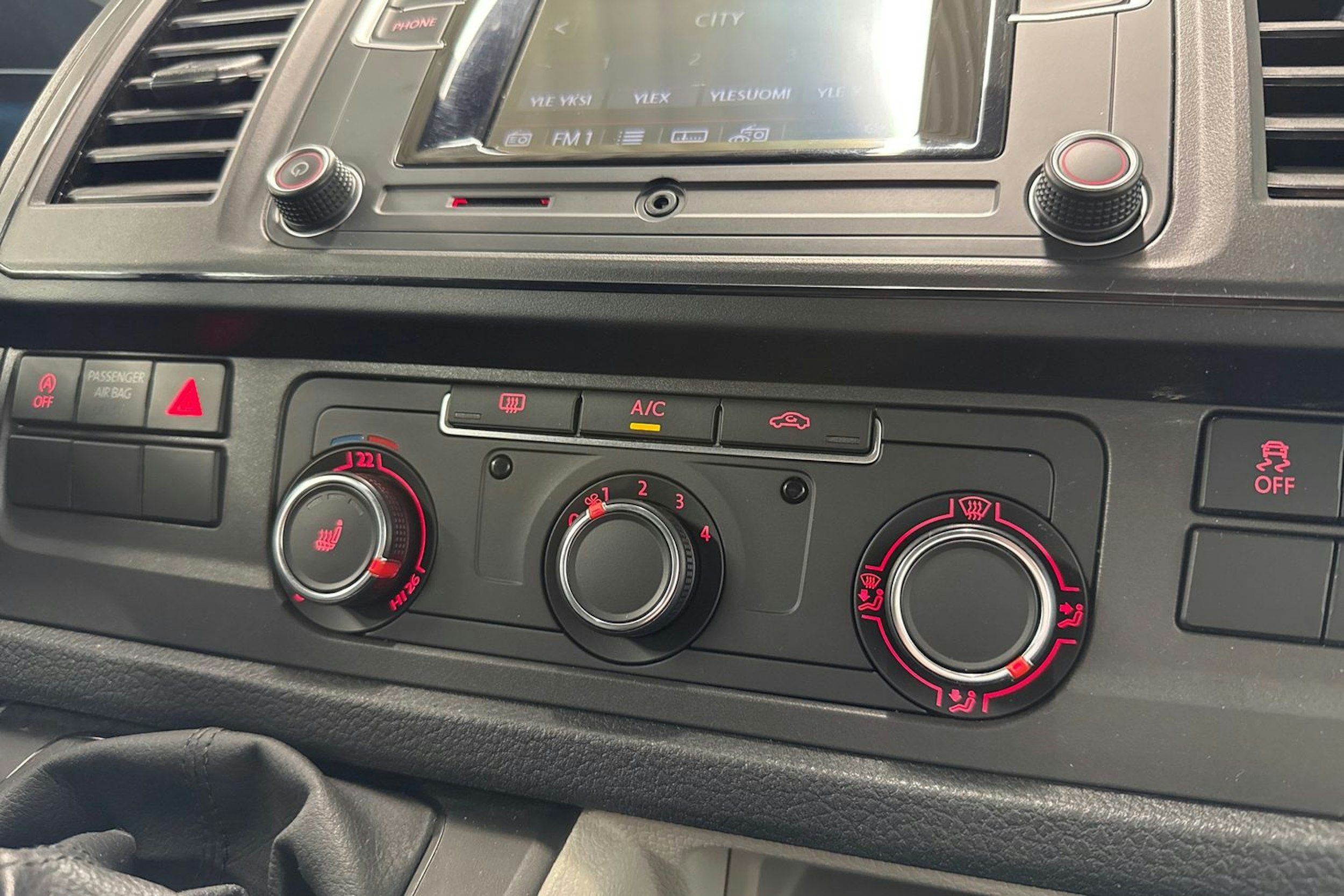 valkoinen Volkswagen Transporter 2019 kuva 21.
