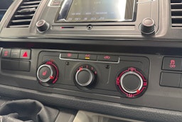 valkoinen Volkswagen Transporter 2019 kuva 21.