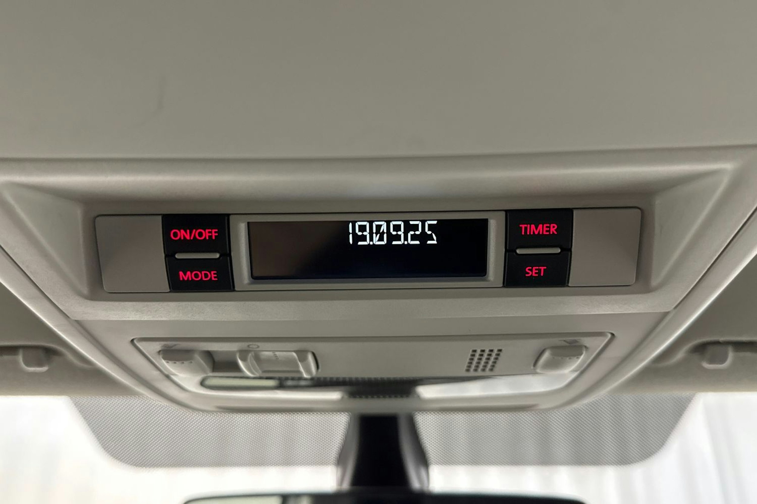 valkoinen Volkswagen Transporter 2019 kuva 22.