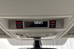 valkoinen Volkswagen Transporter 2019 kuva 22.
