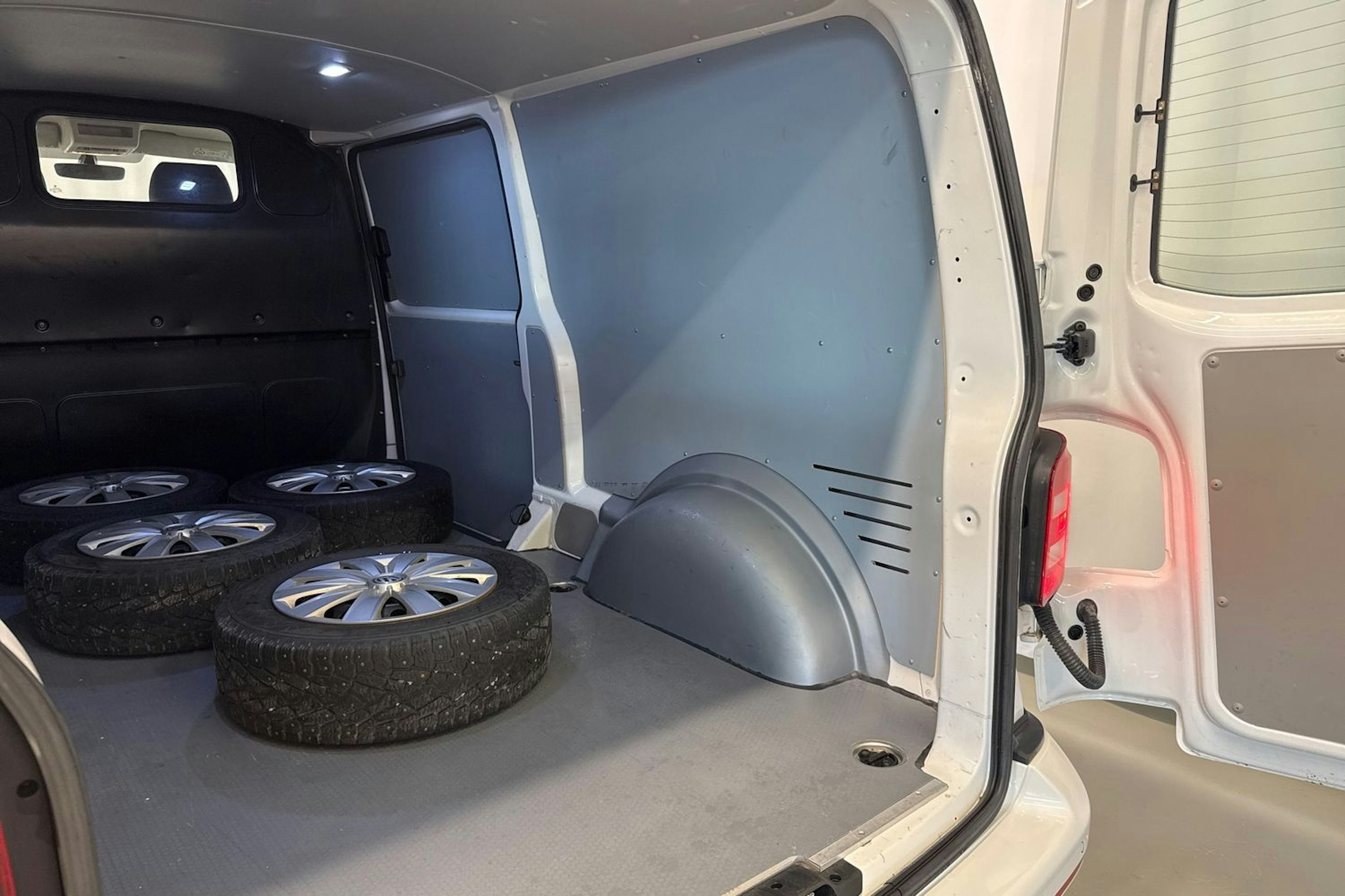 valkoinen Volkswagen Transporter 2019 kuva 23.