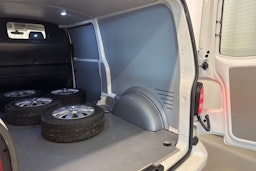 valkoinen Volkswagen Transporter 2019 kuva 23.