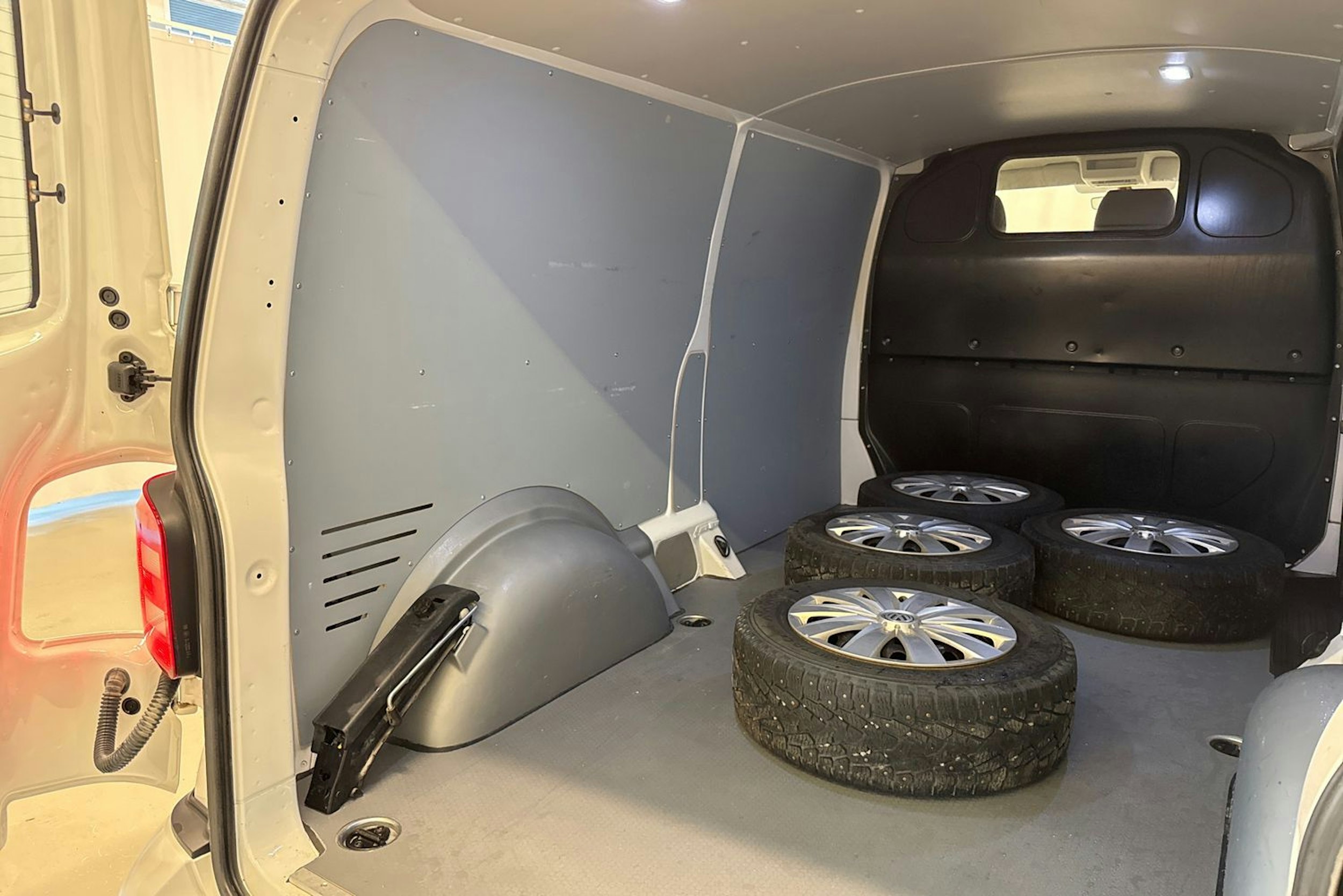 valkoinen Volkswagen Transporter 2019 kuva 24.