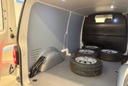 valkoinen Volkswagen Transporter 2019 kuva 24.