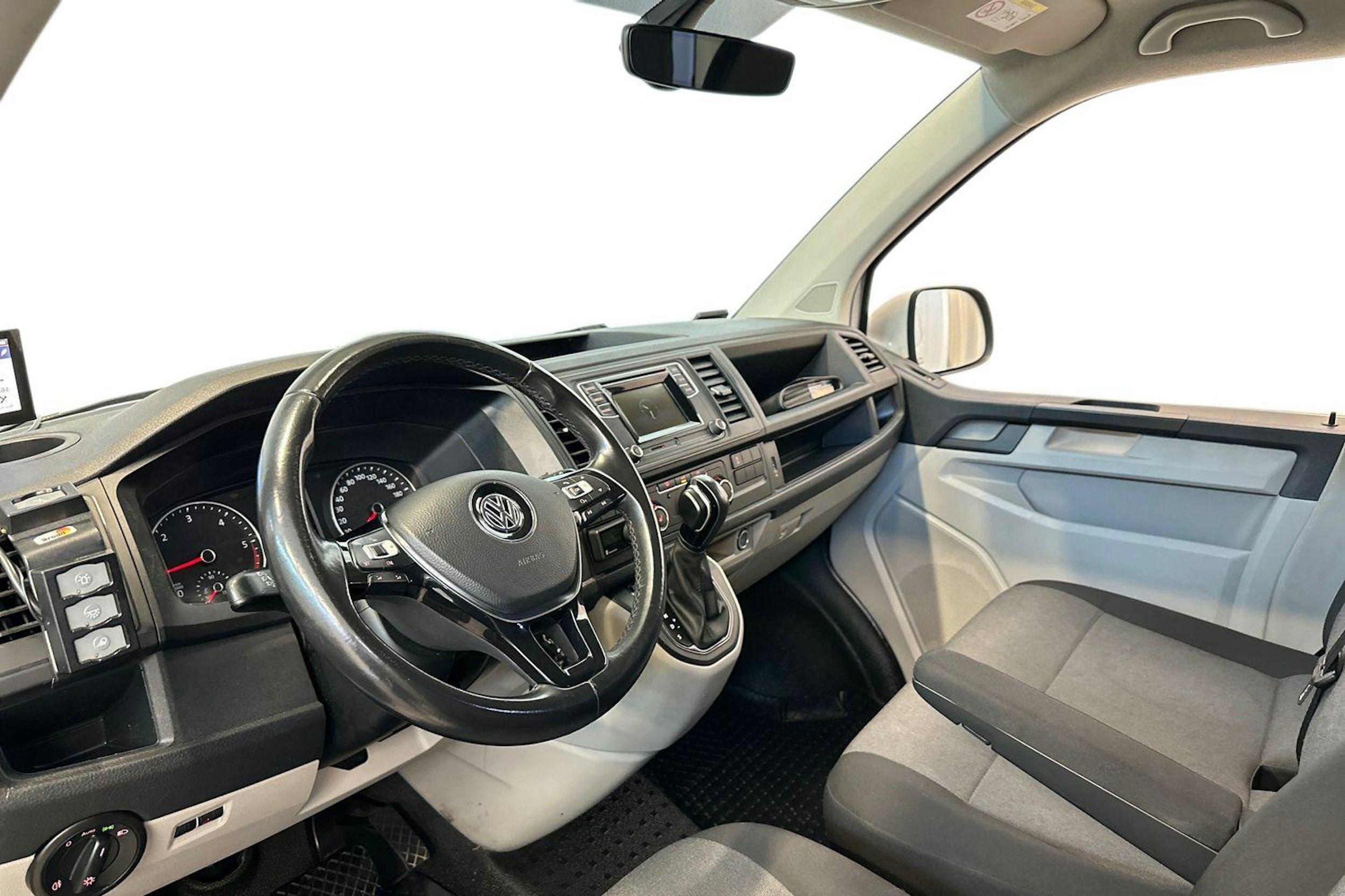 valkoinen Volkswagen Transporter 2019 kuva 6.