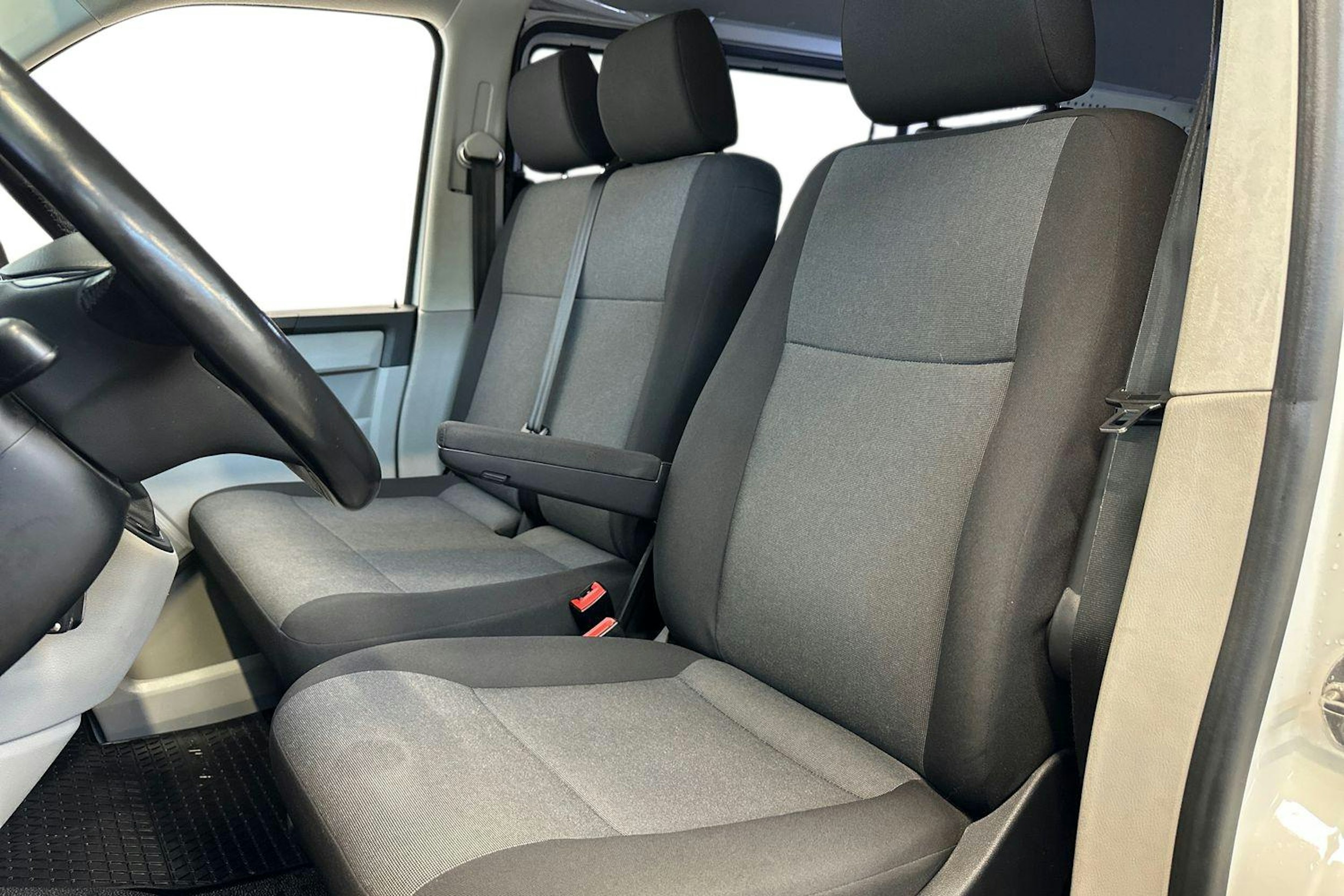 valkoinen Volkswagen Transporter 2019 kuva 8.