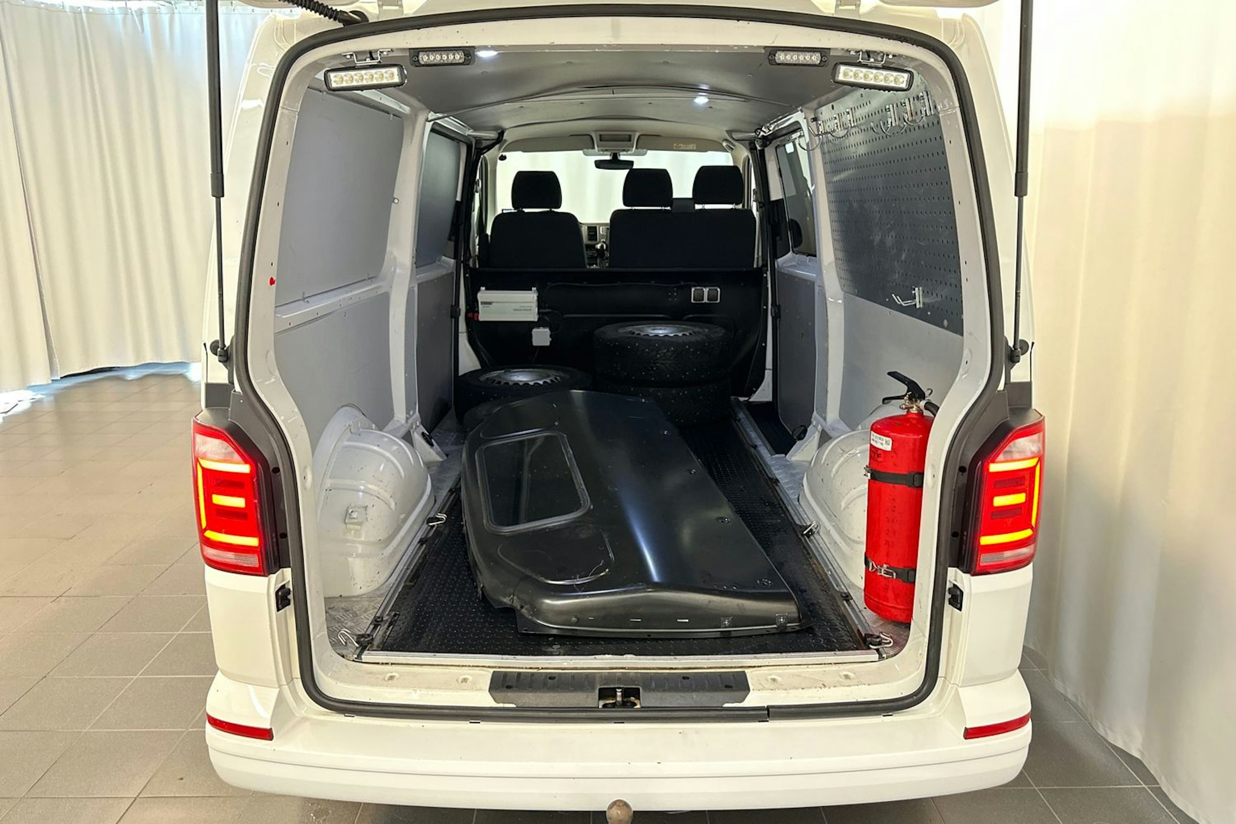 valkoinen Volkswagen Transporter 2019 kuva 11.