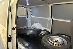 valkoinen Volkswagen Transporter 2019 kuva 12.