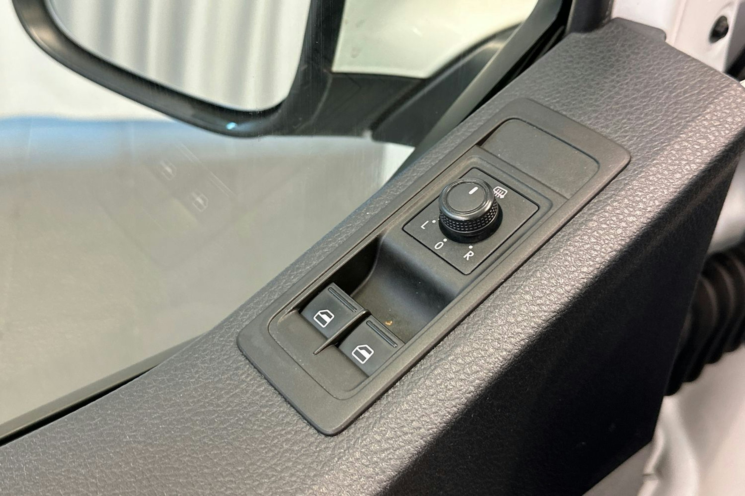 valkoinen Volkswagen Transporter 2019 kuva 13.