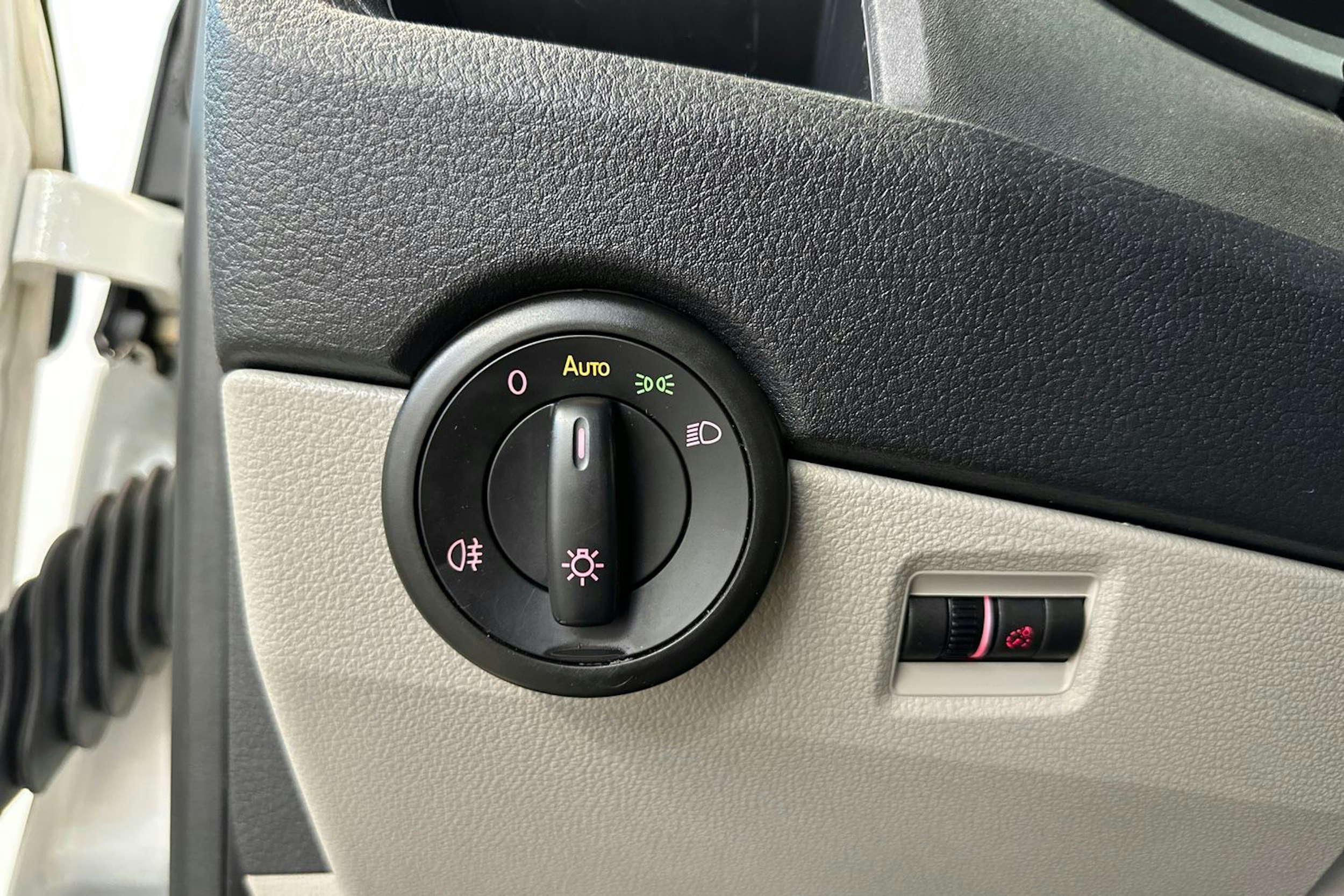 valkoinen Volkswagen Transporter 2019 kuva 14.