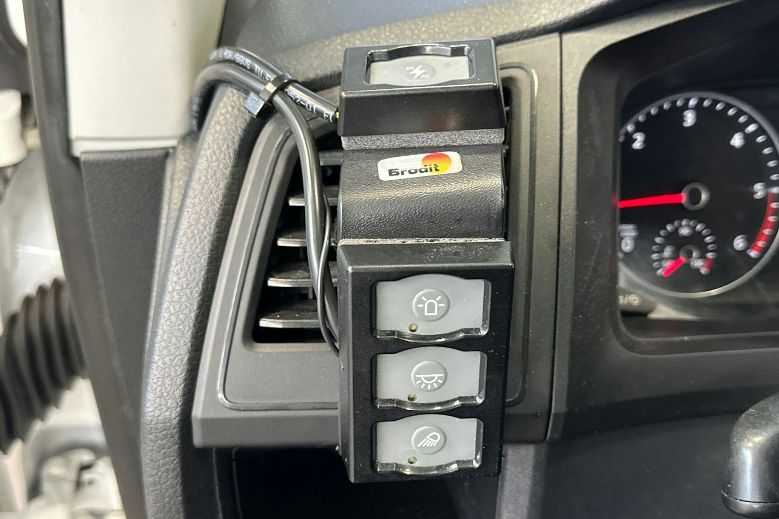 valkoinen Volkswagen Transporter 2019 kuva 15.