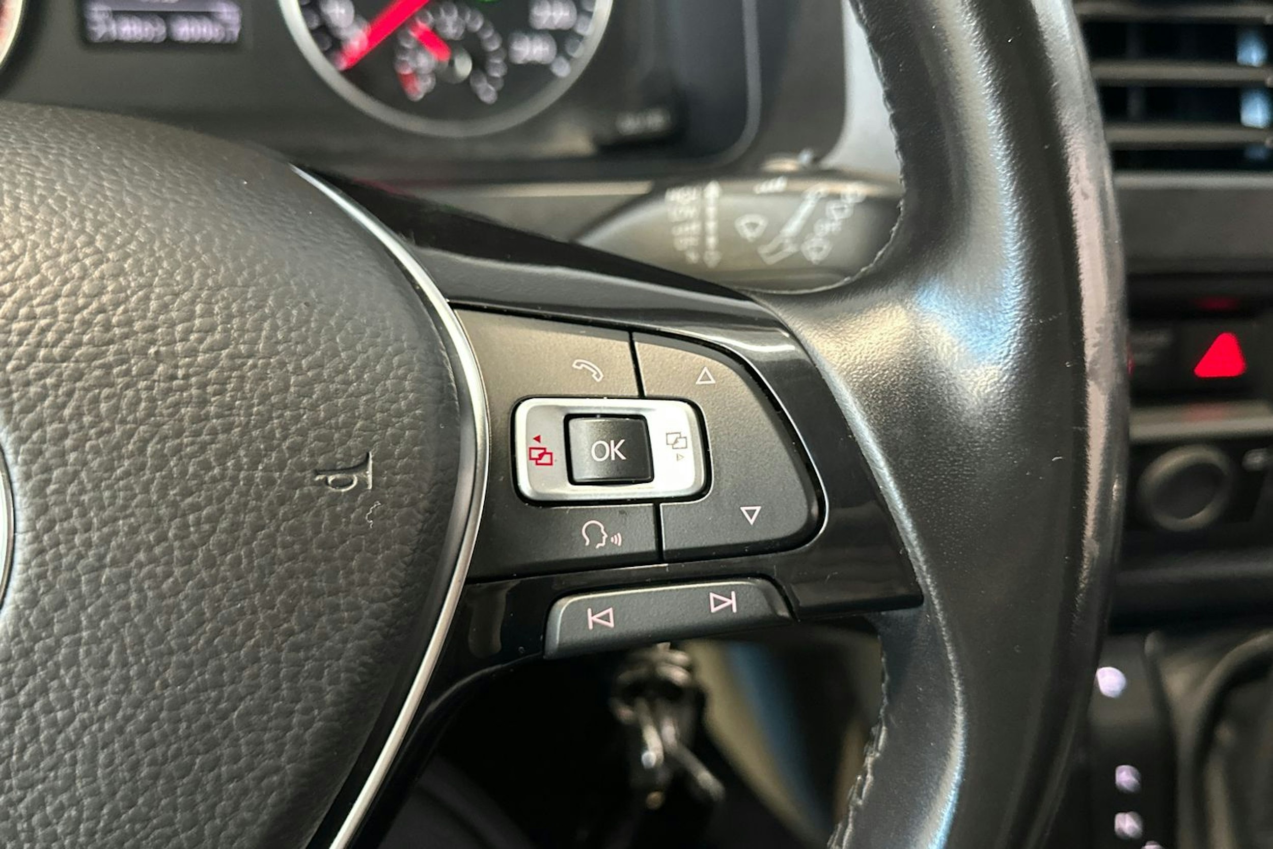 valkoinen Volkswagen Transporter 2019 kuva 18.