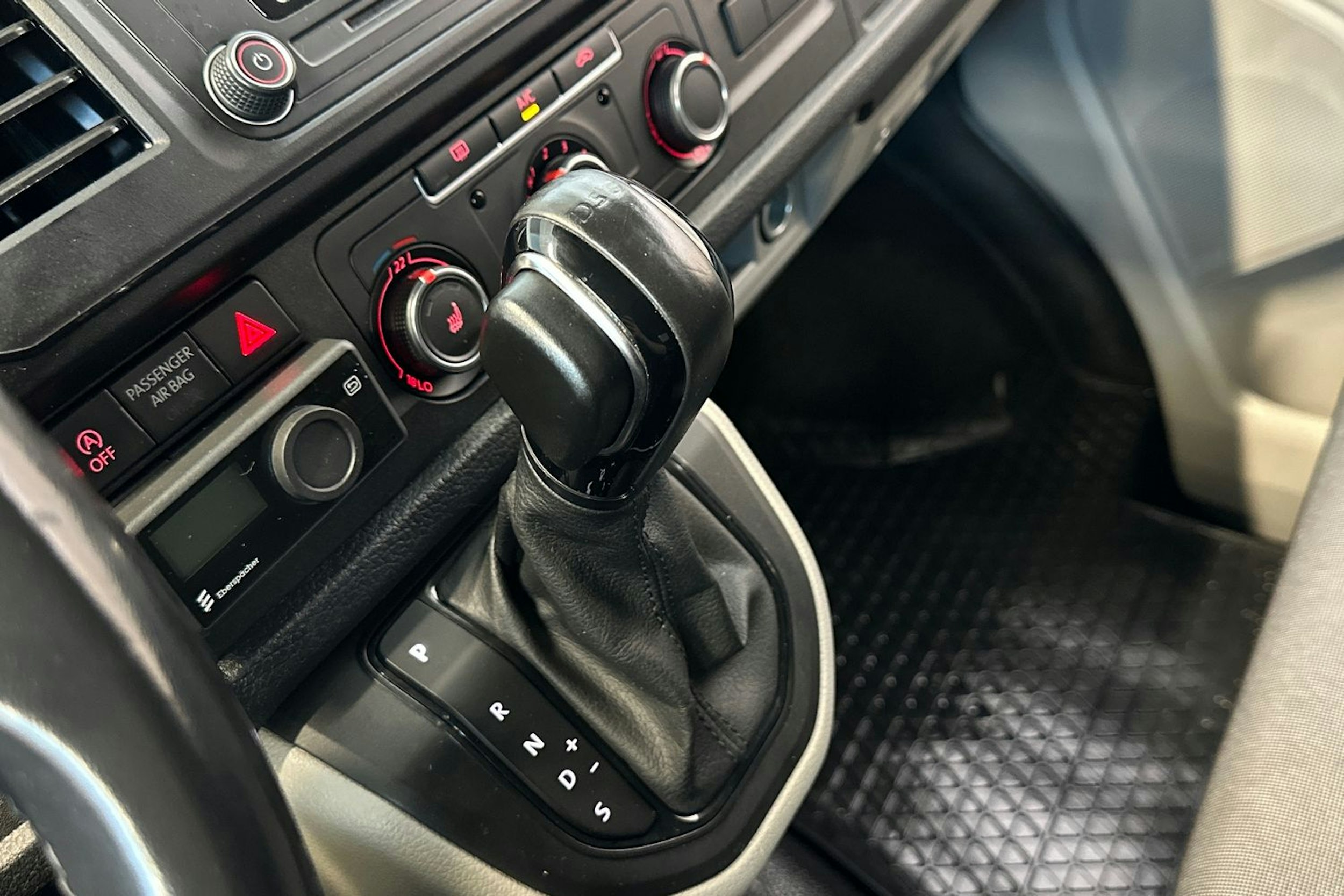 valkoinen Volkswagen Transporter 2019 kuva 20.
