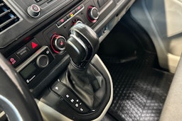 valkoinen Volkswagen Transporter 2019 kuva 20.
