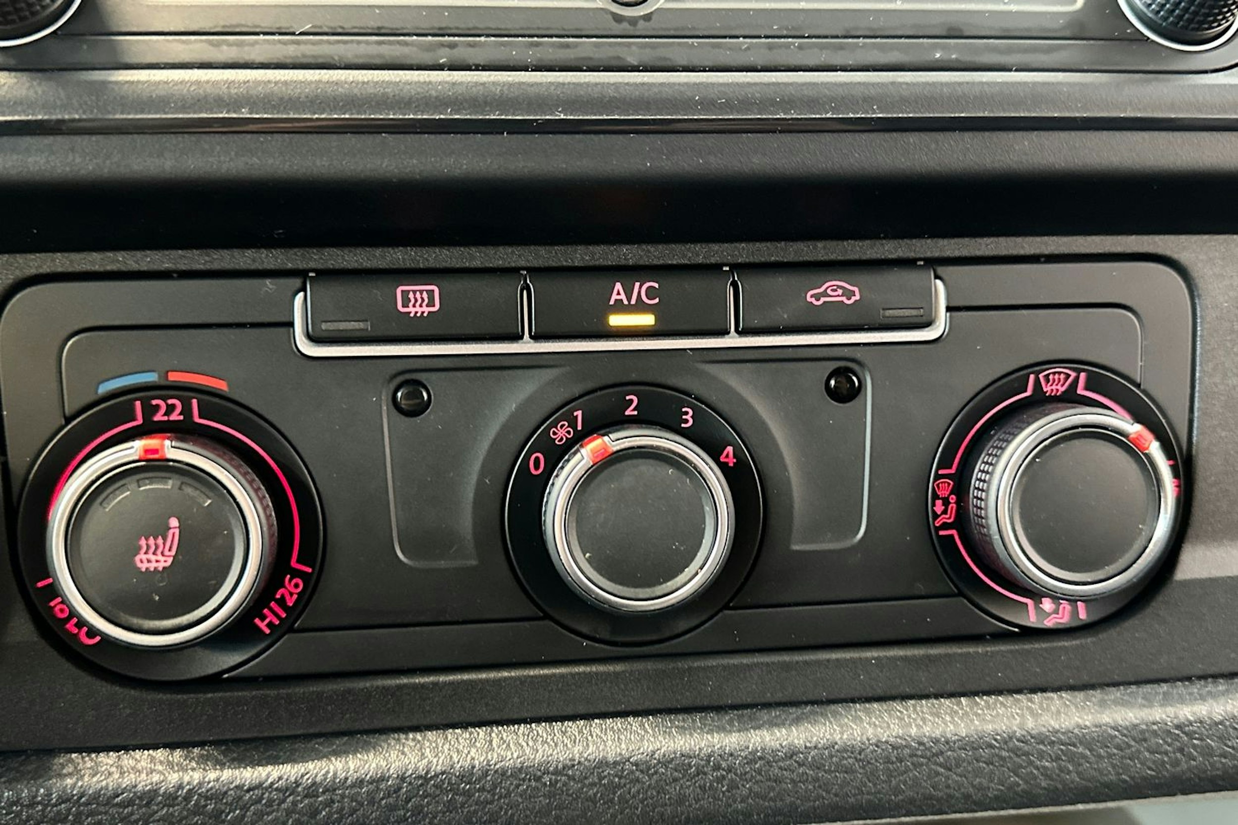 valkoinen Volkswagen Transporter 2019 kuva 22.