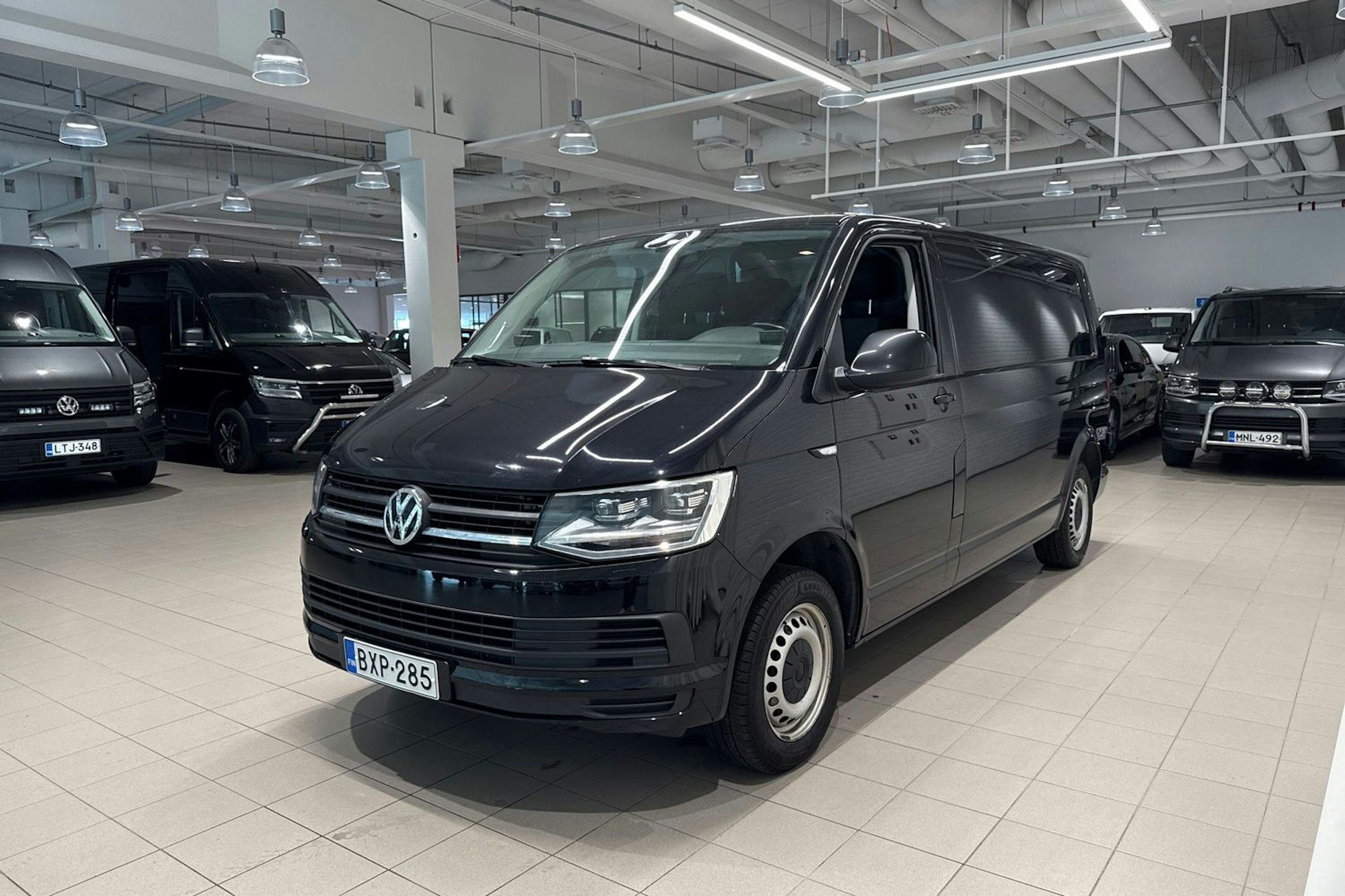 musta Volkswagen Transporter 2019 kuva 13.