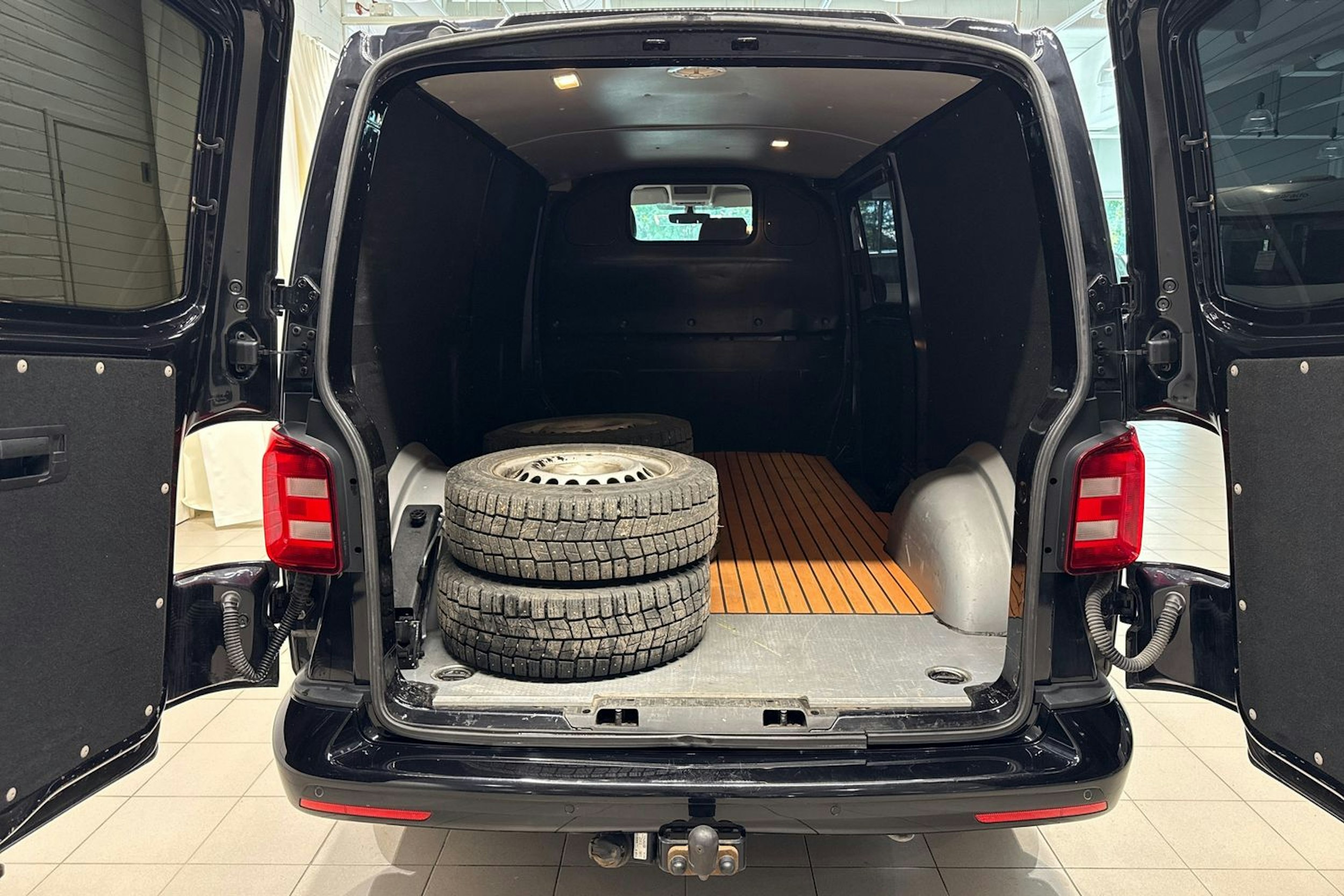 musta Volkswagen Transporter 2019 kuva 15.